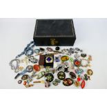 A jewellery box containing a collection of costume jewellery to include necklace, brooches,