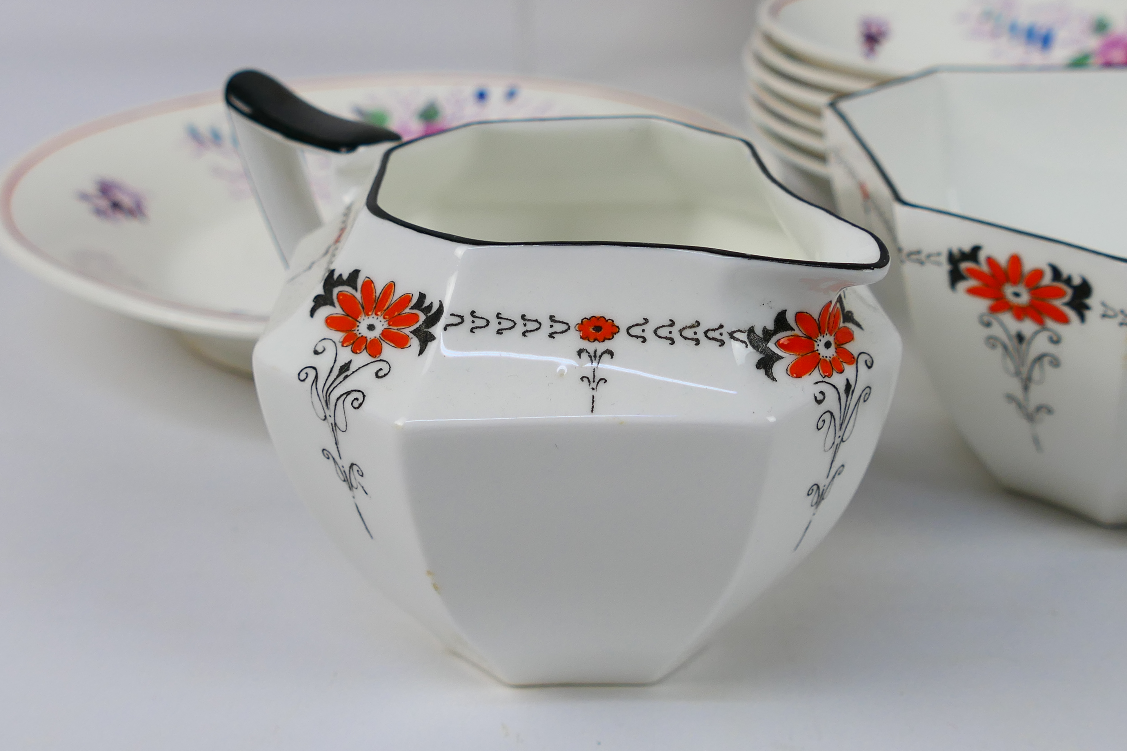 Shelley - A quantity of Queen Anne shape tea wares decorated in the Red Daisy pattern 11497 - Image 6 of 9