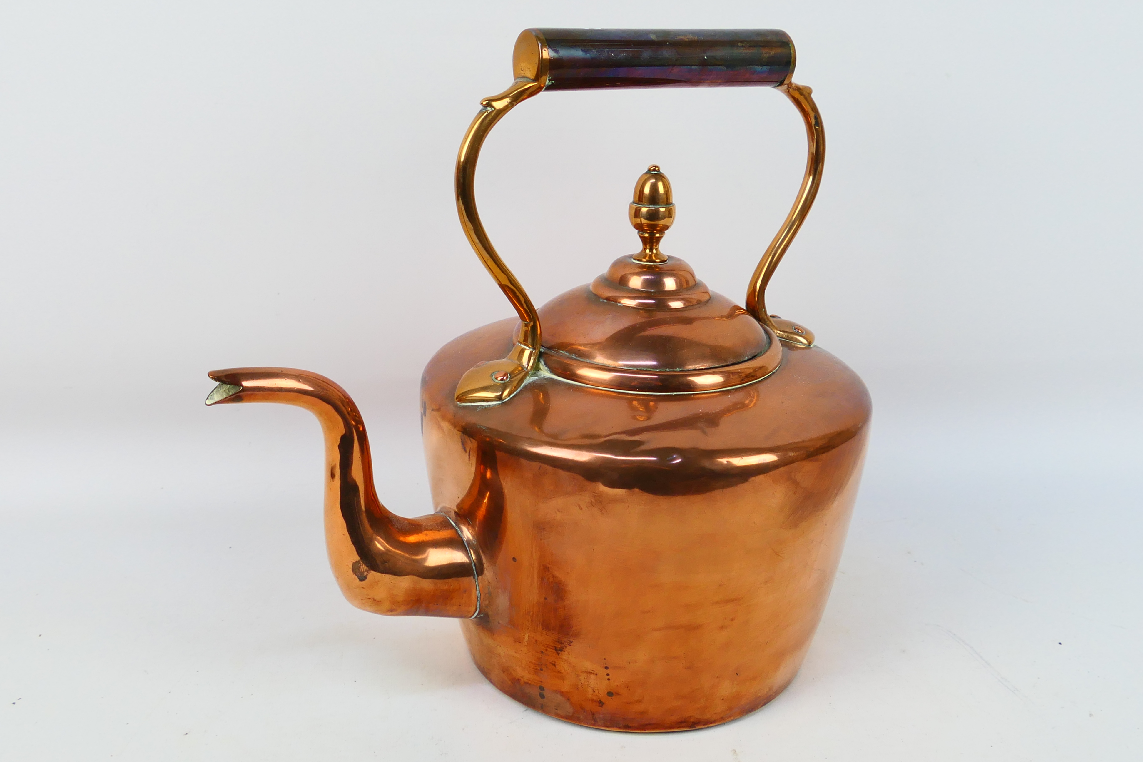 An antique copper kettle with acorn finial to the cover. - Image 4 of 6