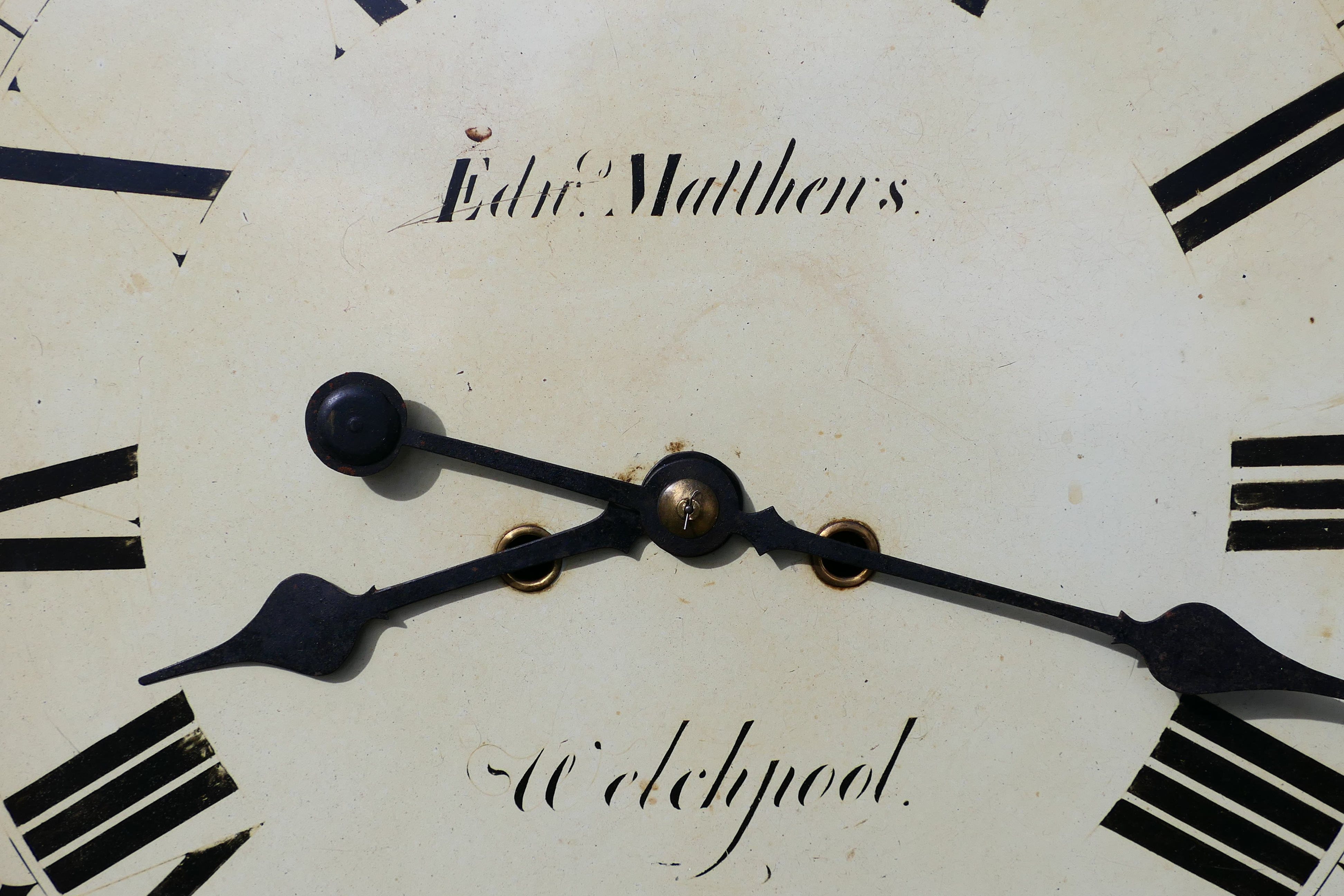 An early 19th century tavern style wall clock, painted dial signed Richard Mathews, Welshpool, - Image 9 of 16