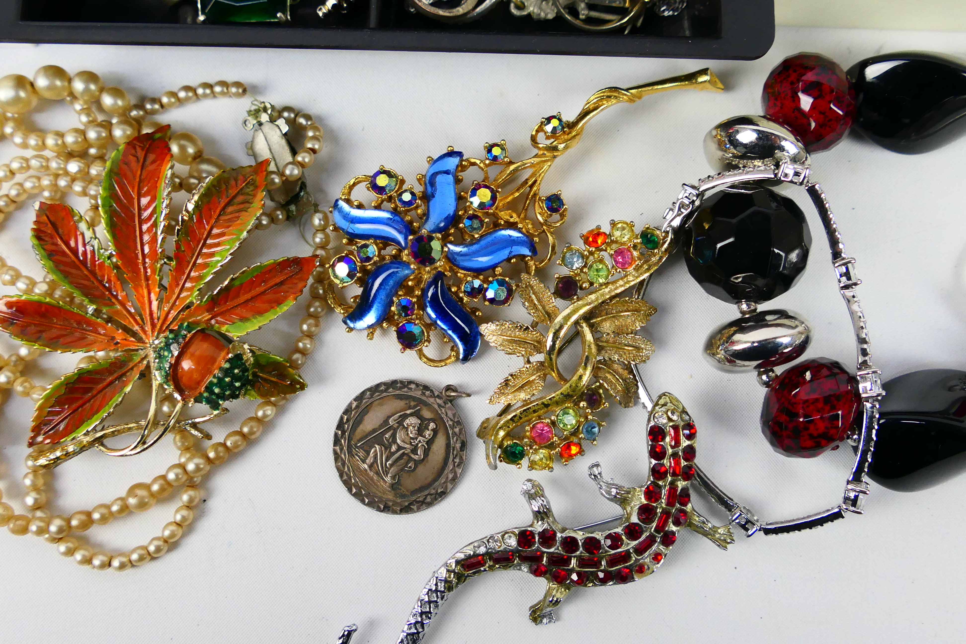 A varied collection of costume jewellery, some pieces stamped 925. - Image 6 of 11