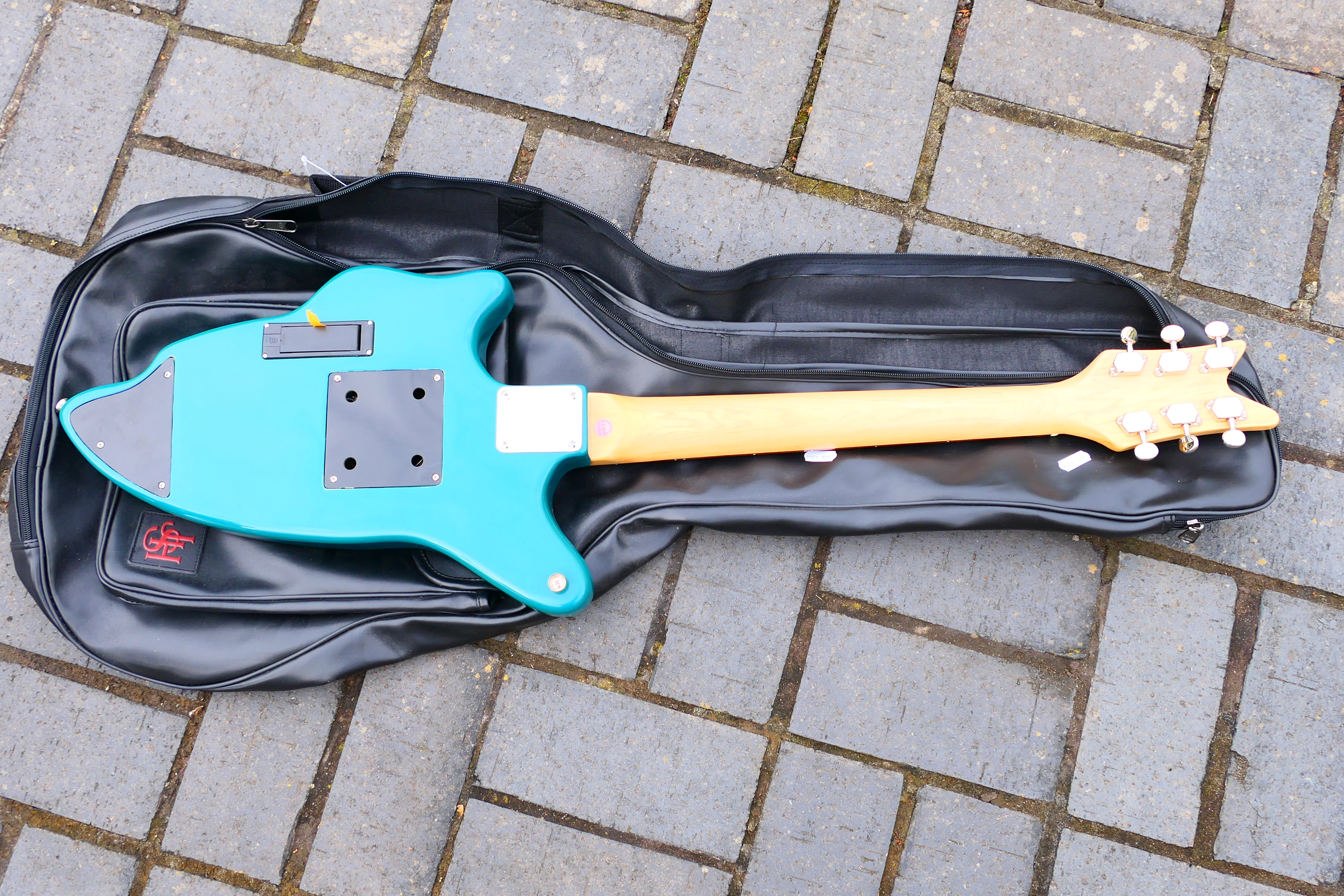 A Tanglewood Shark electric guitar, 3/4 scale with built in speaker contained in carry case. - Bild 4 aus 5