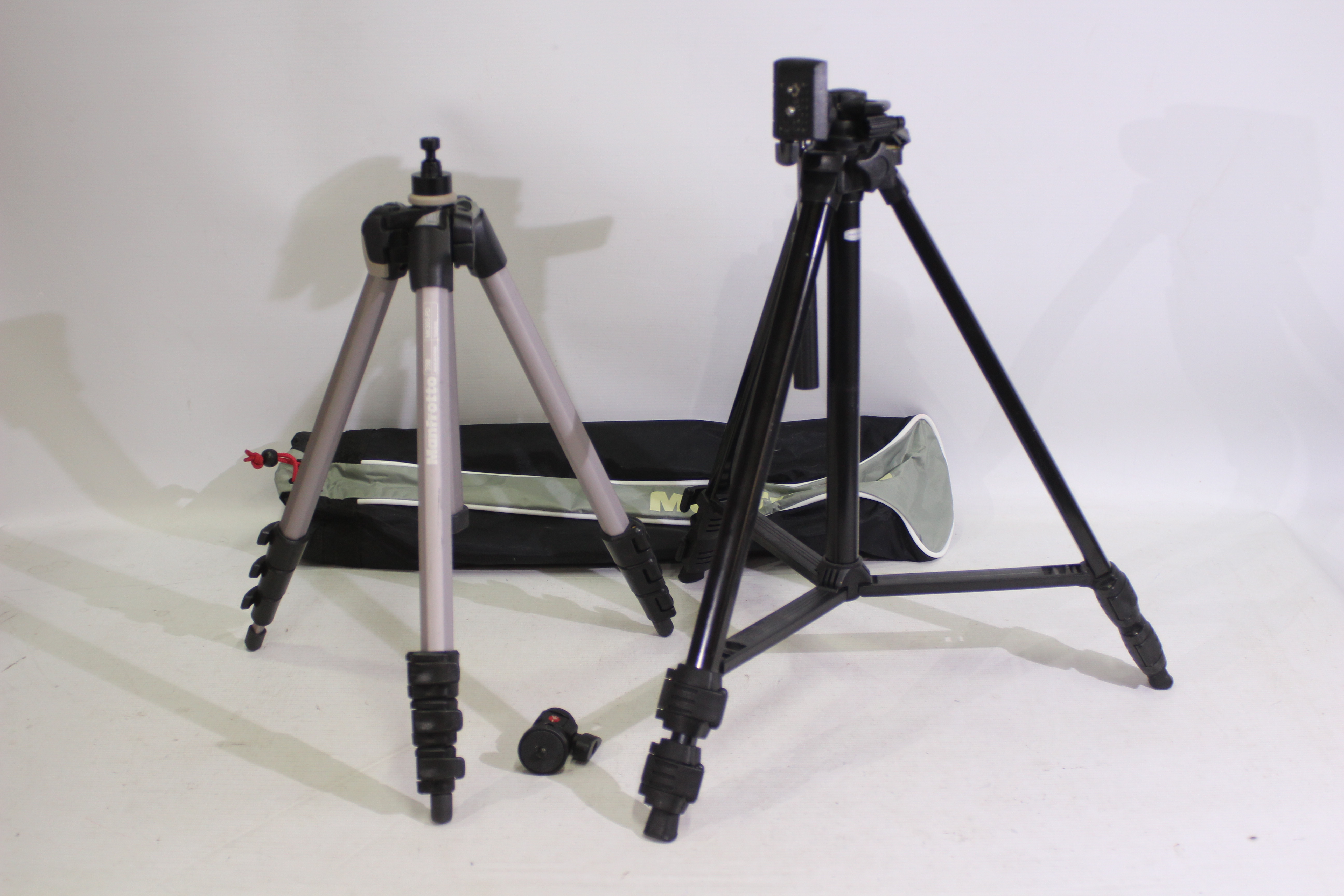 Manfrotto, Vanguard - 2 x camera tripods - Lot includes a Manfrotto MK393-PD tripod with carry bag, - Image 2 of 2