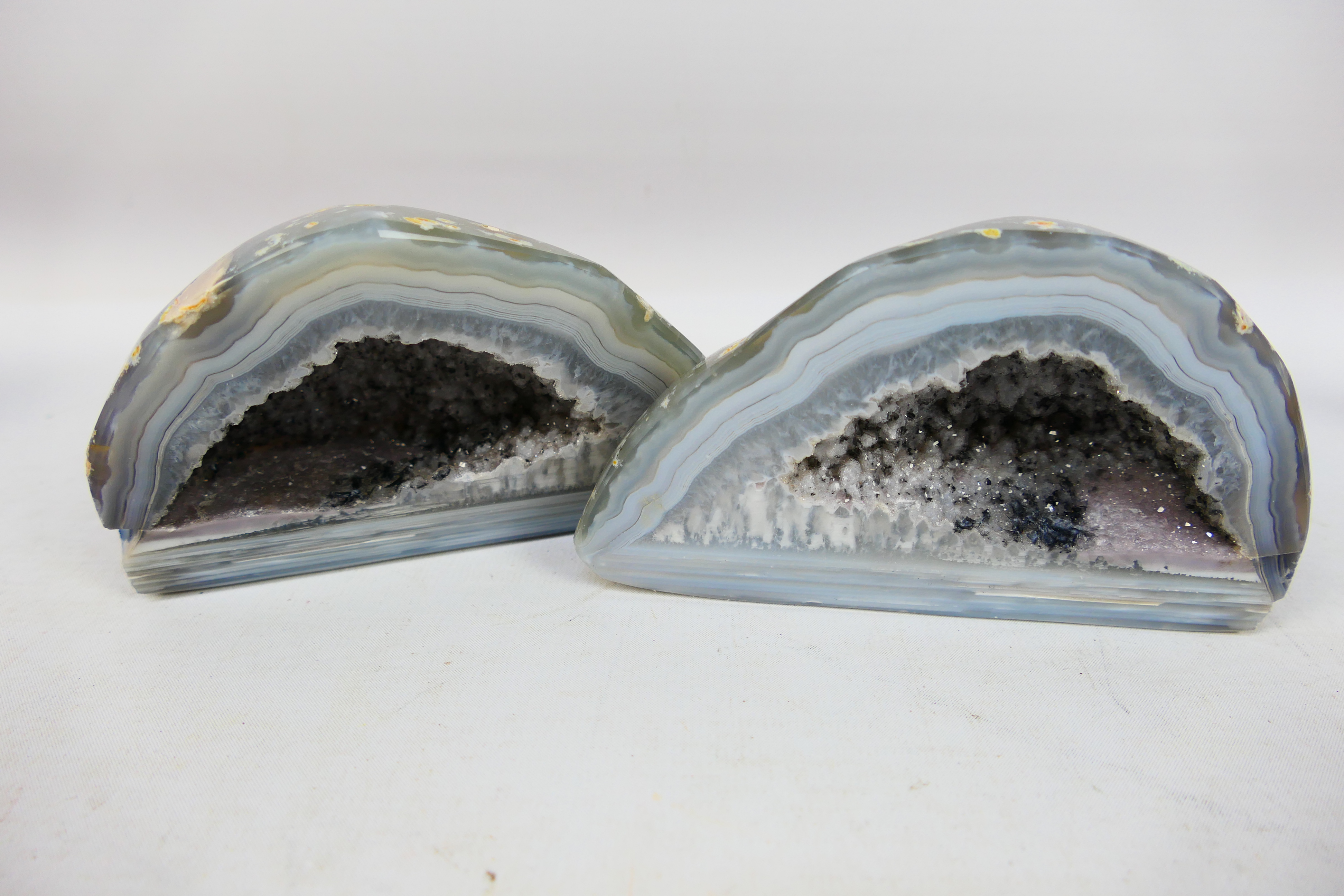 A collectable lot to to include two light blue geode crystals. - Image 3 of 6