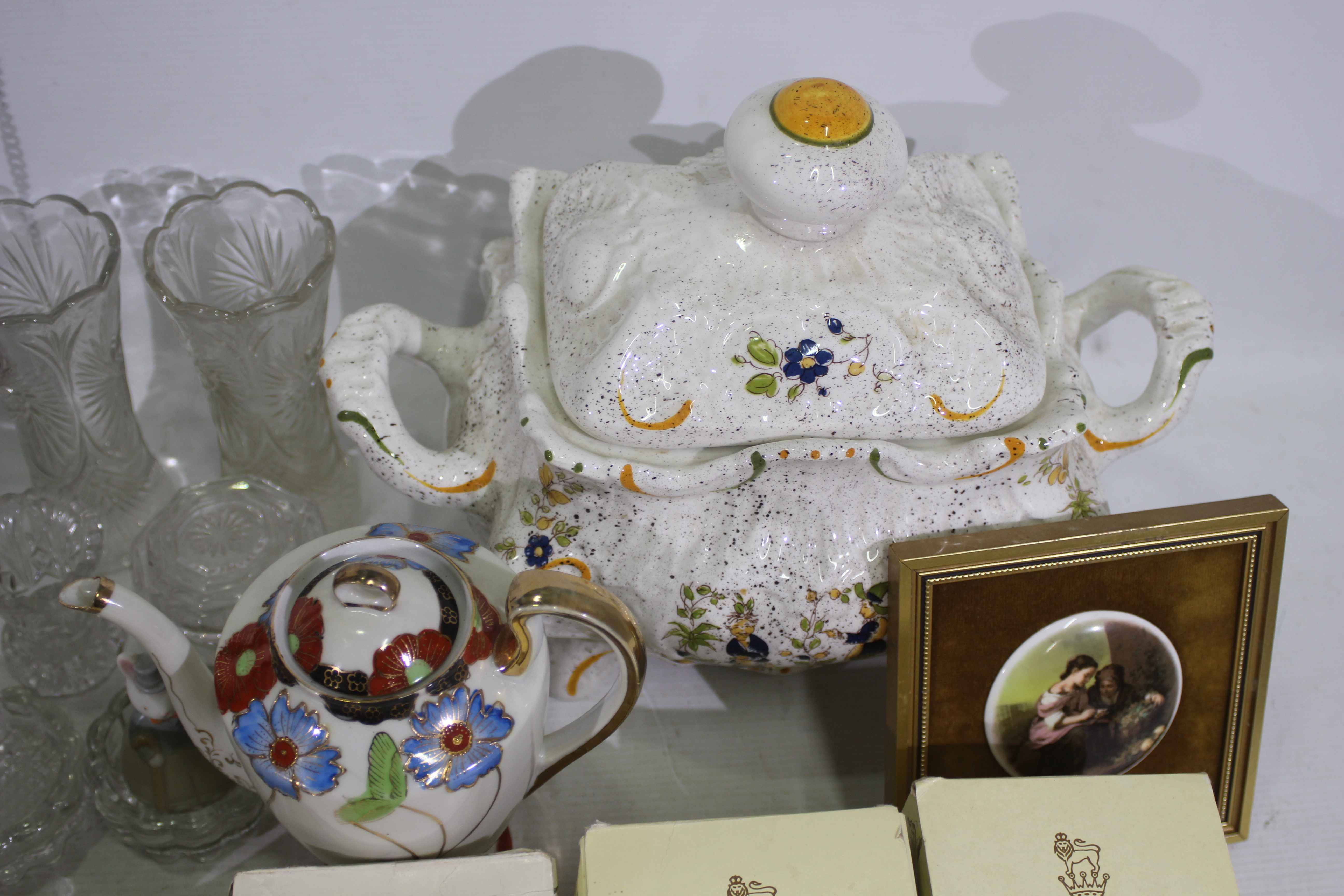 A mixed lot of ceramics and glassware to include boxed Royal Doulton Bunnykins items. [2]. - Image 5 of 5