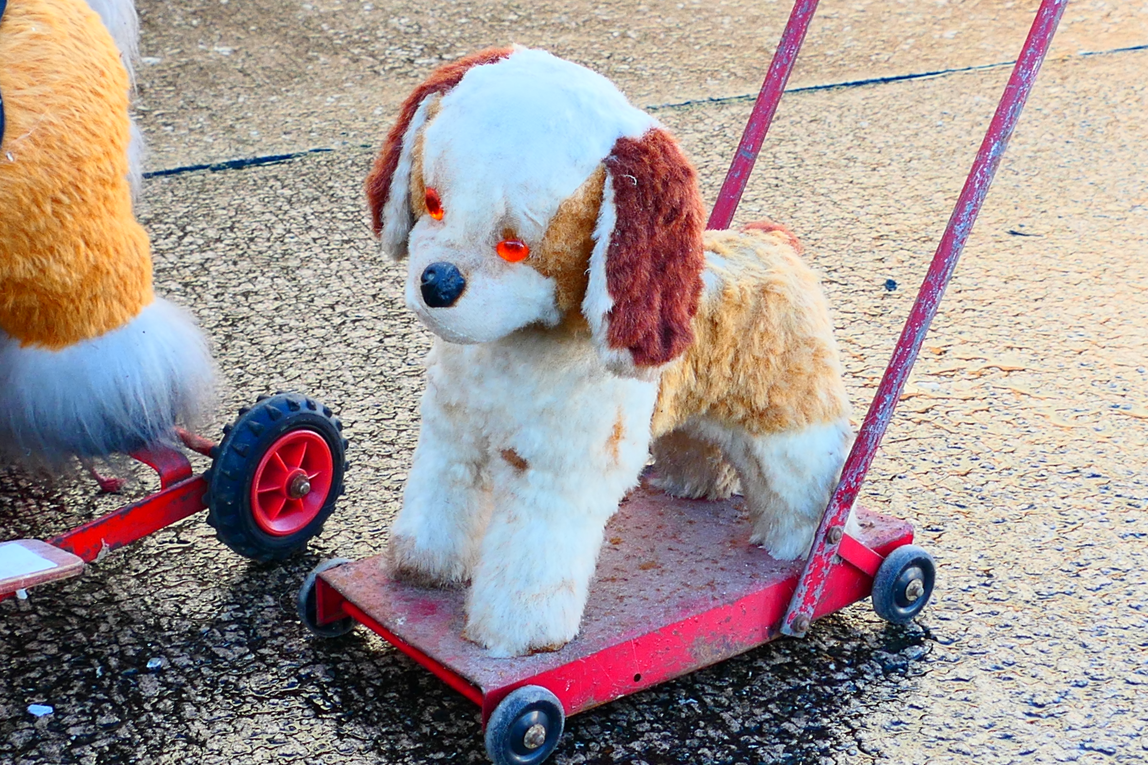 Two vintage unmarked children's push along toys, one of a Pony and one of a dog. - Bild 2 aus 3