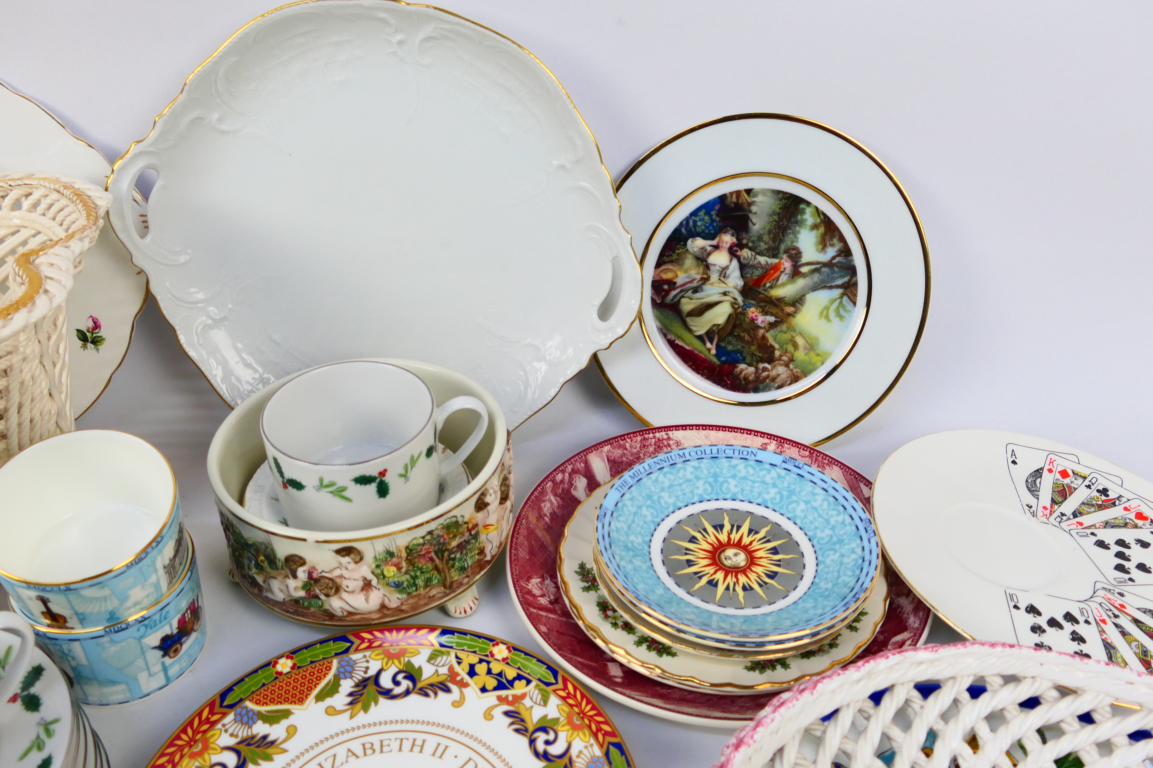 A mixed lot of ceramics to include Wedgwood, Royal Worcester, Capodimonte and other. - Image 5 of 6