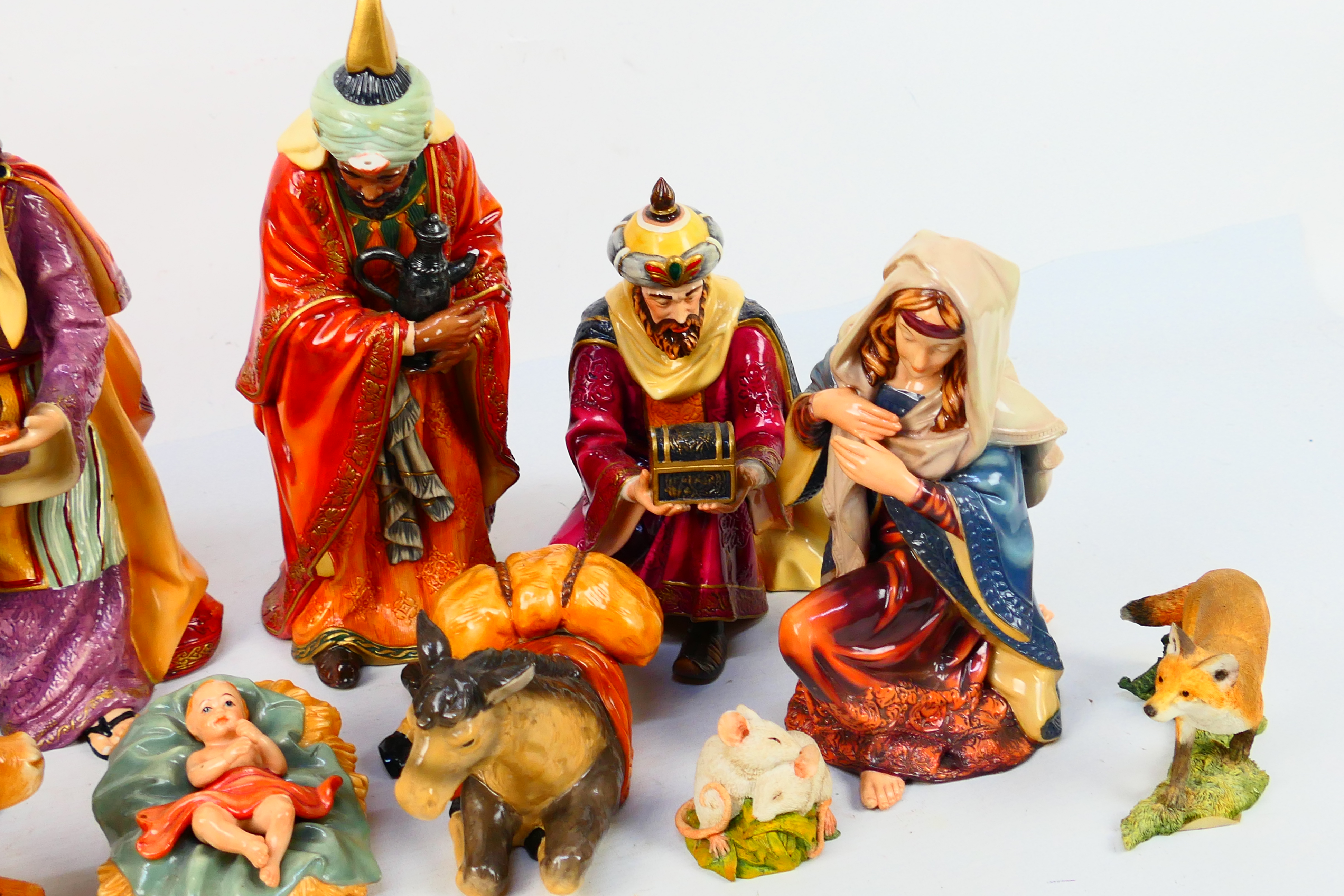 A set of ceramic Nativity figures, - Image 3 of 9