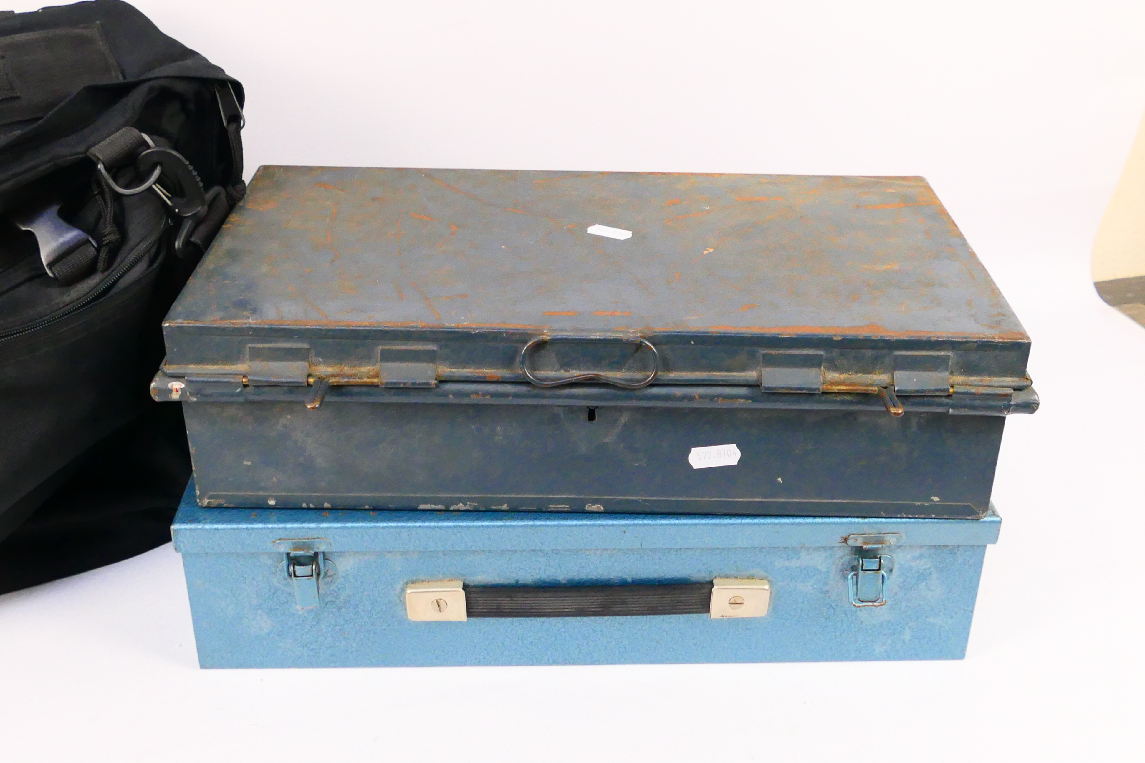 Two vintage metal tins, a German straight razor and a travel bag. - Bild 2 aus 3