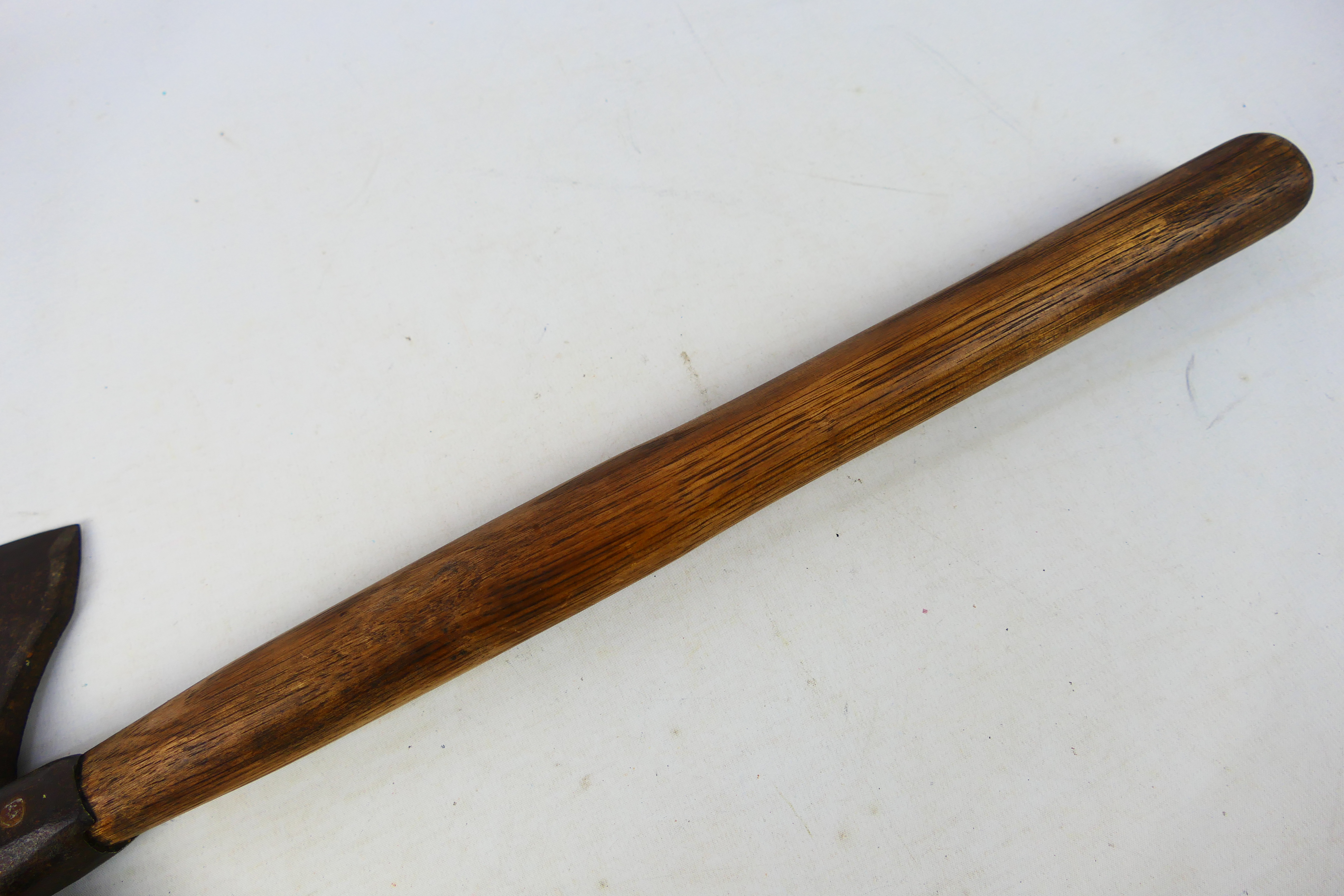 A 19th century British naval boarding axe, approximately 51 cm (l), - Bild 6 aus 6