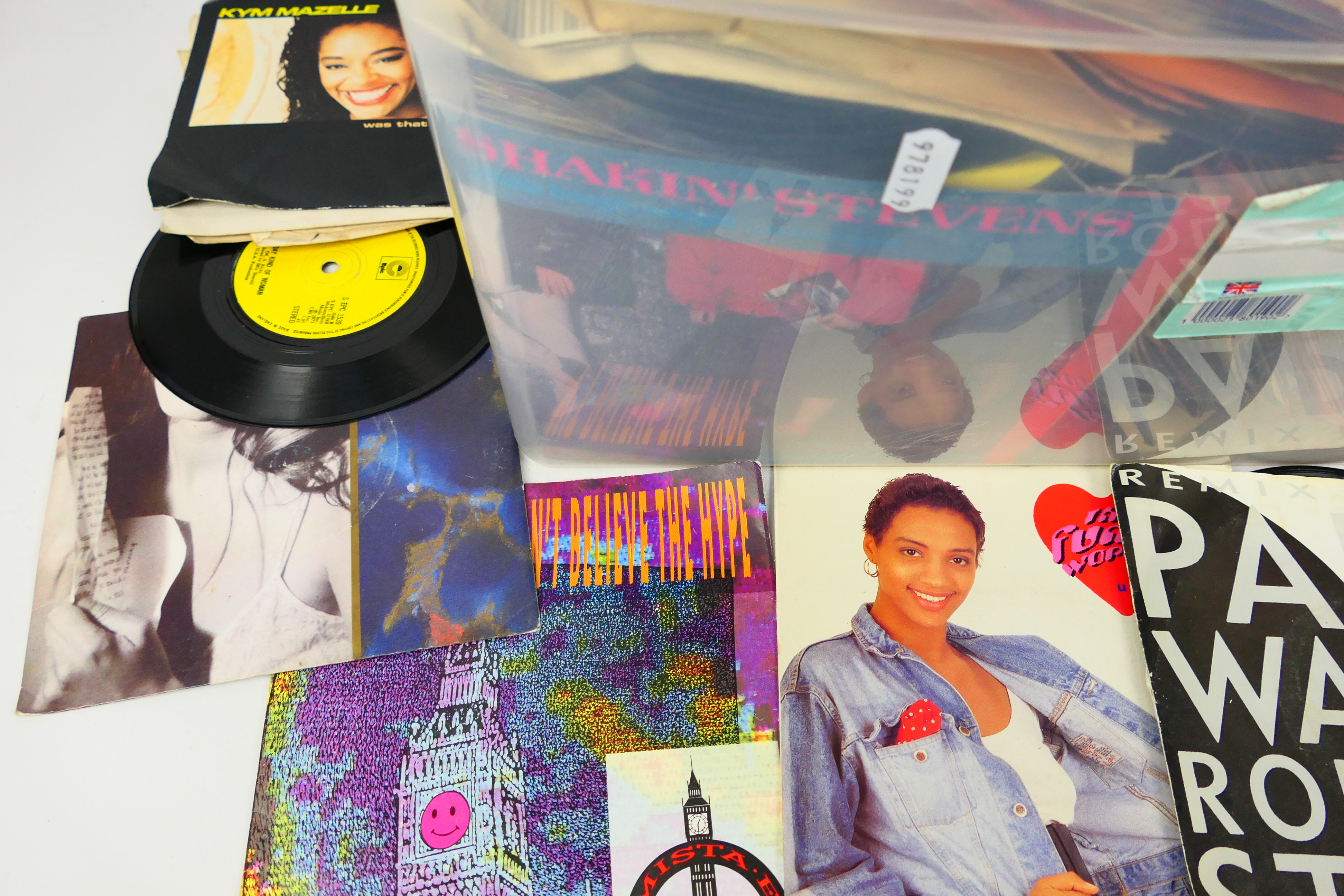 A large quantity of 7" vinyl records, various genres and artists. - Image 2 of 4