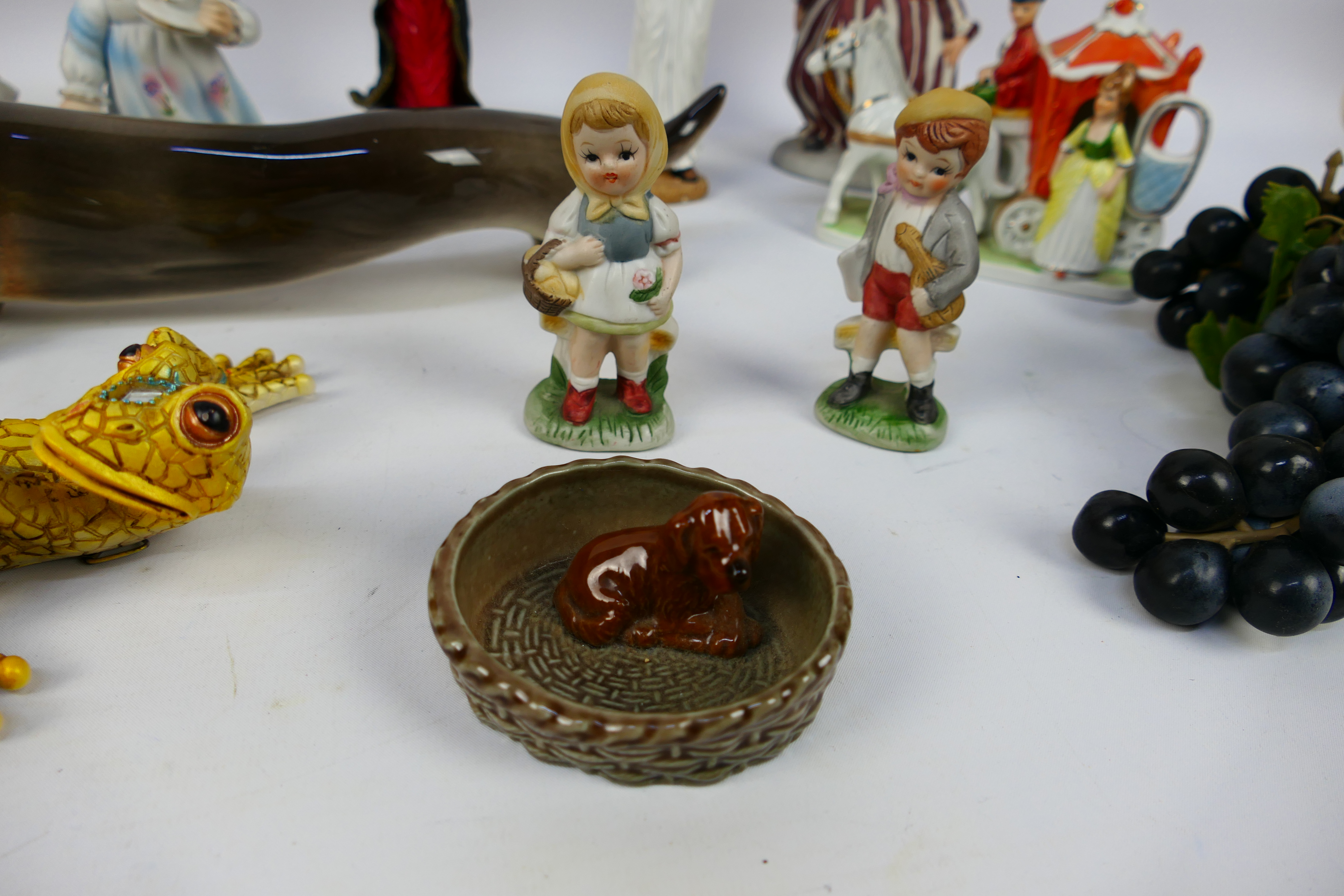 Woolbro, Other - 12 x ceramic, porcelain and resin figures, and fake grape foods. - Image 3 of 5