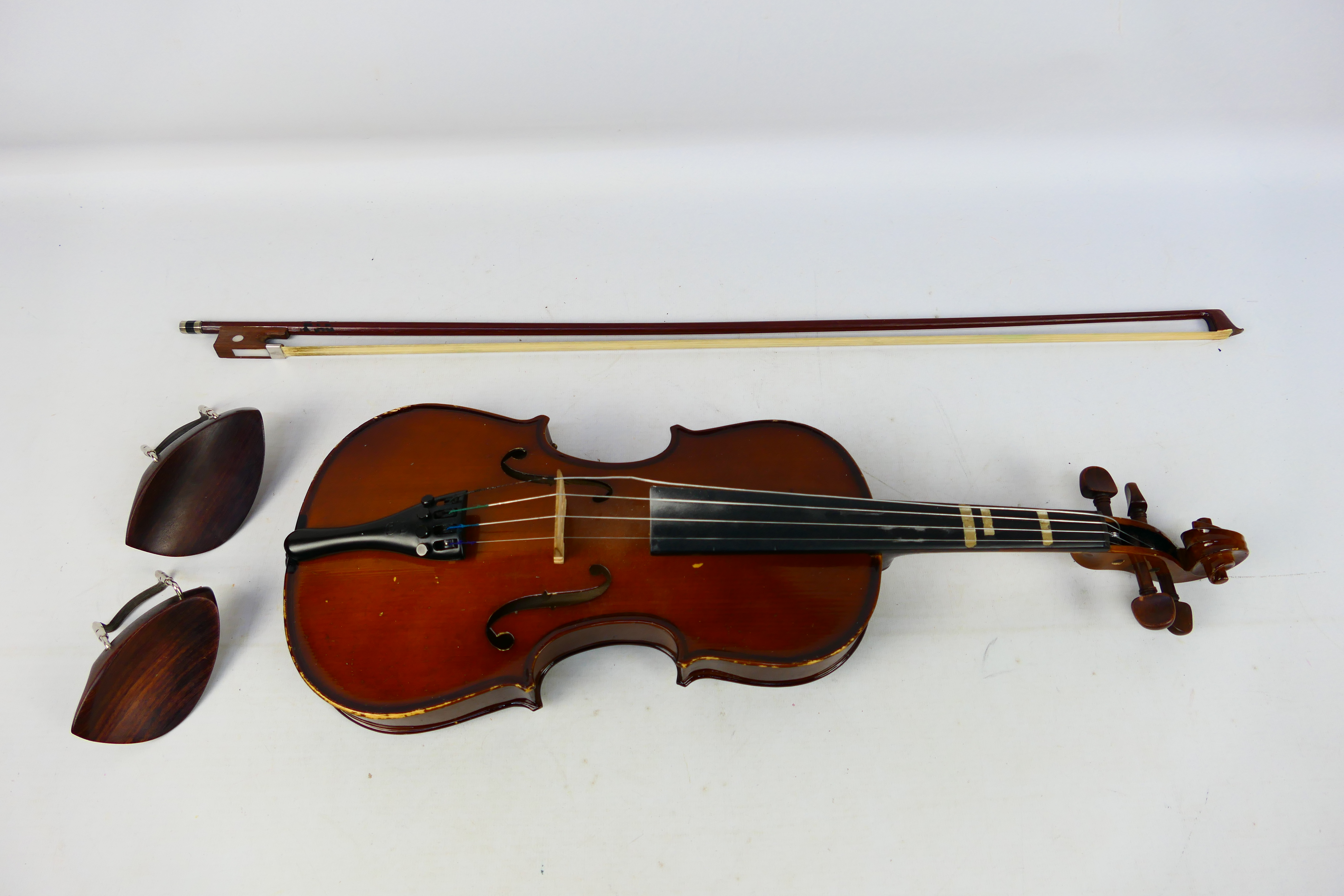 Two cased violins comprising a Stentor Student ST and a Stentor Student I, - Bild 3 aus 3