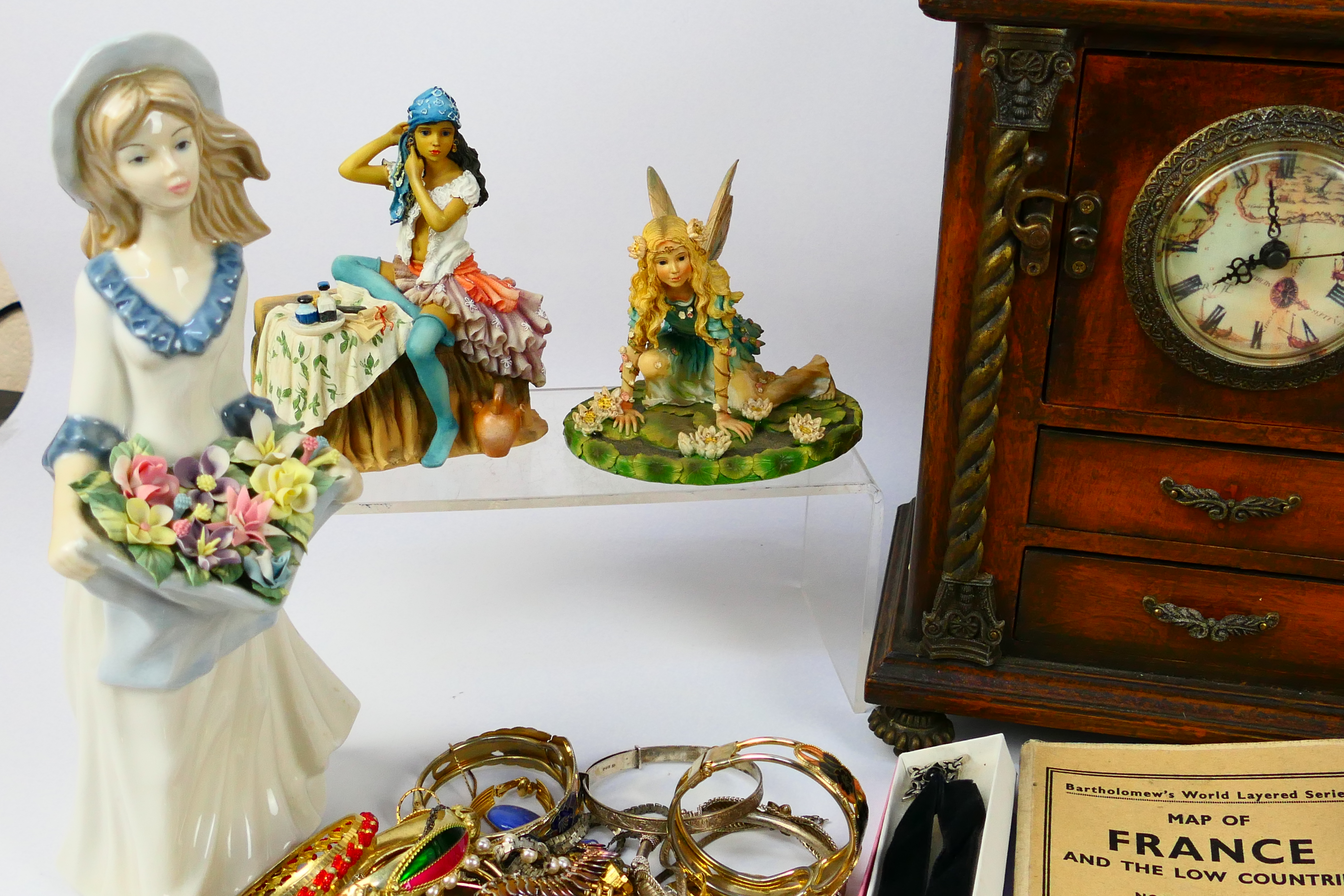 A mixed lot to include ceramics, costume jewellery and other. - Bild 4 aus 6