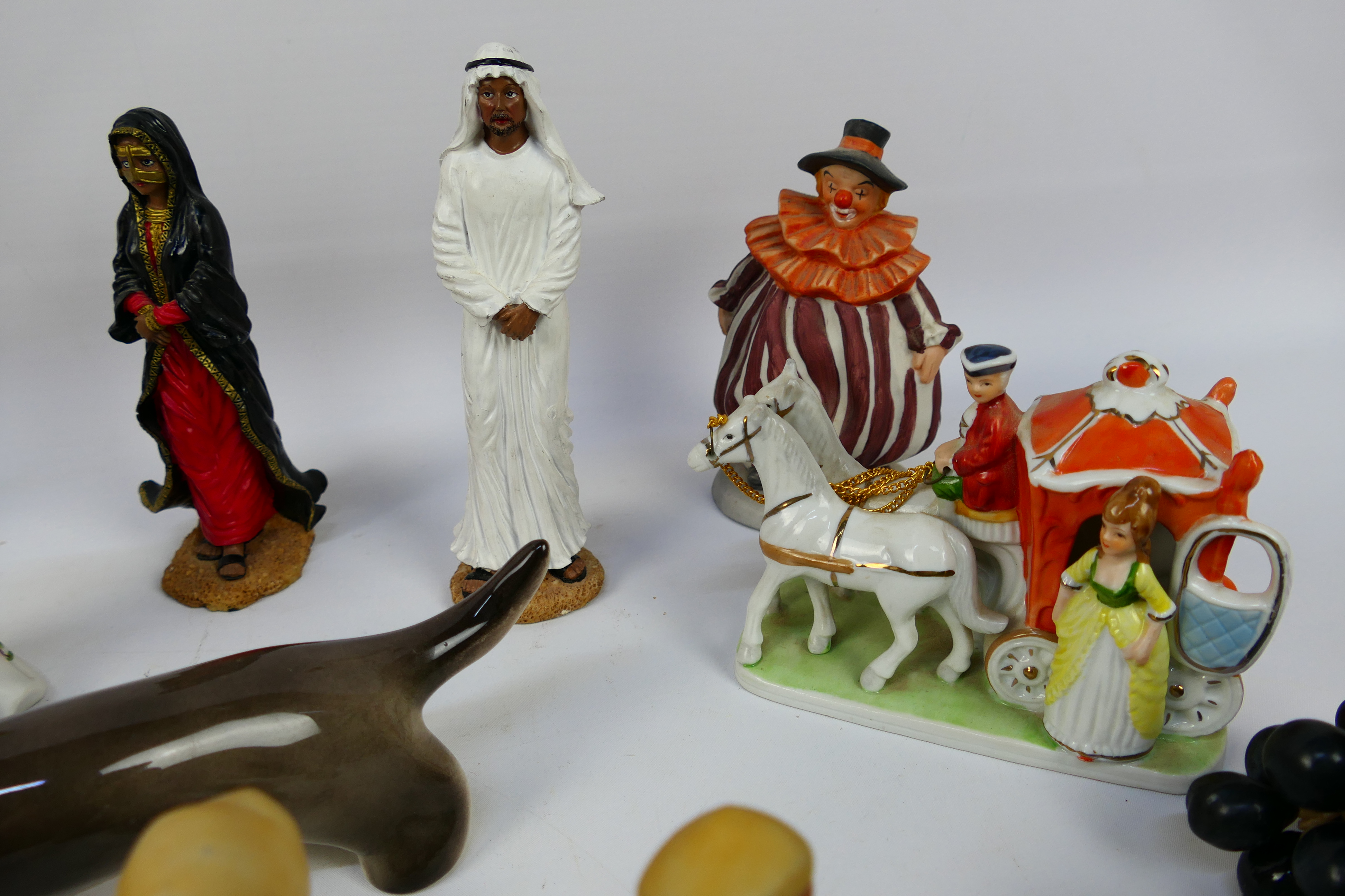 Woolbro, Other - 12 x ceramic, porcelain and resin figures, and fake grape foods. - Image 5 of 5