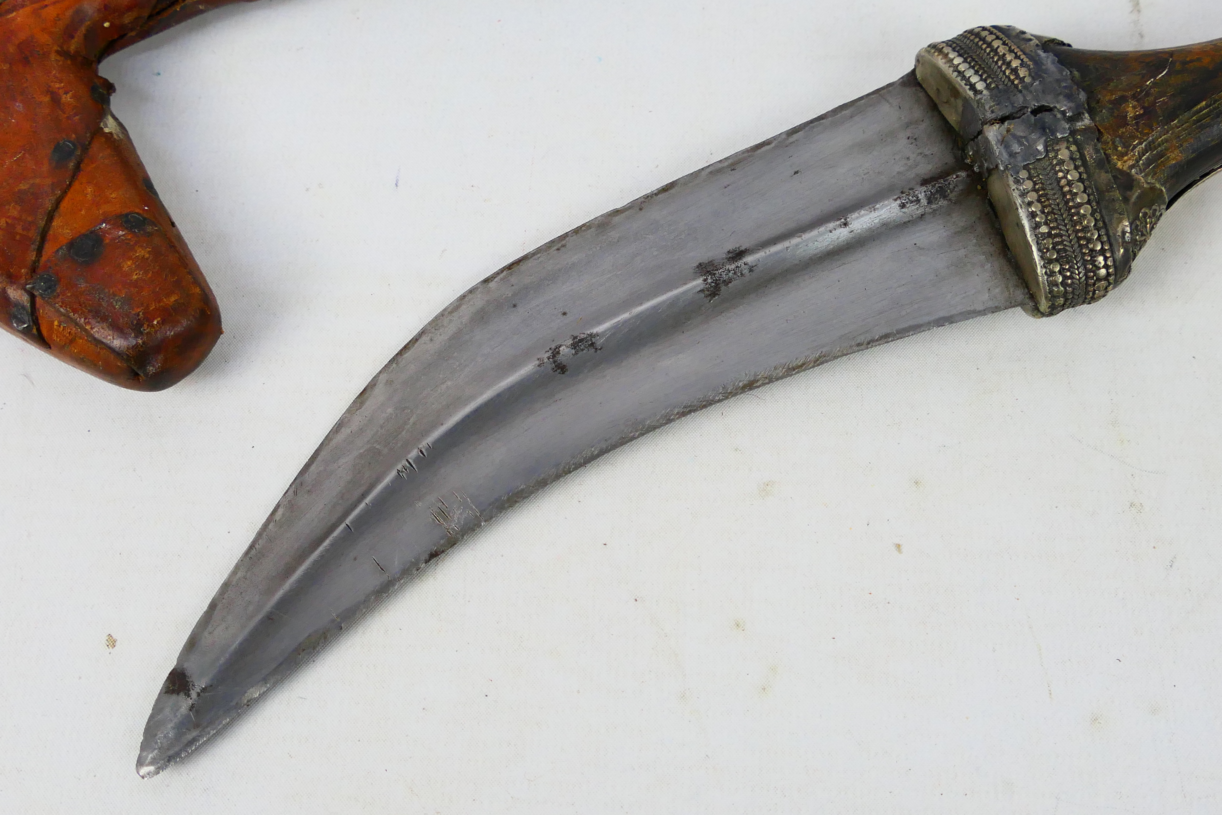 A late 19th or early 20th century white metal mounted jambiya dagger, - Image 5 of 9