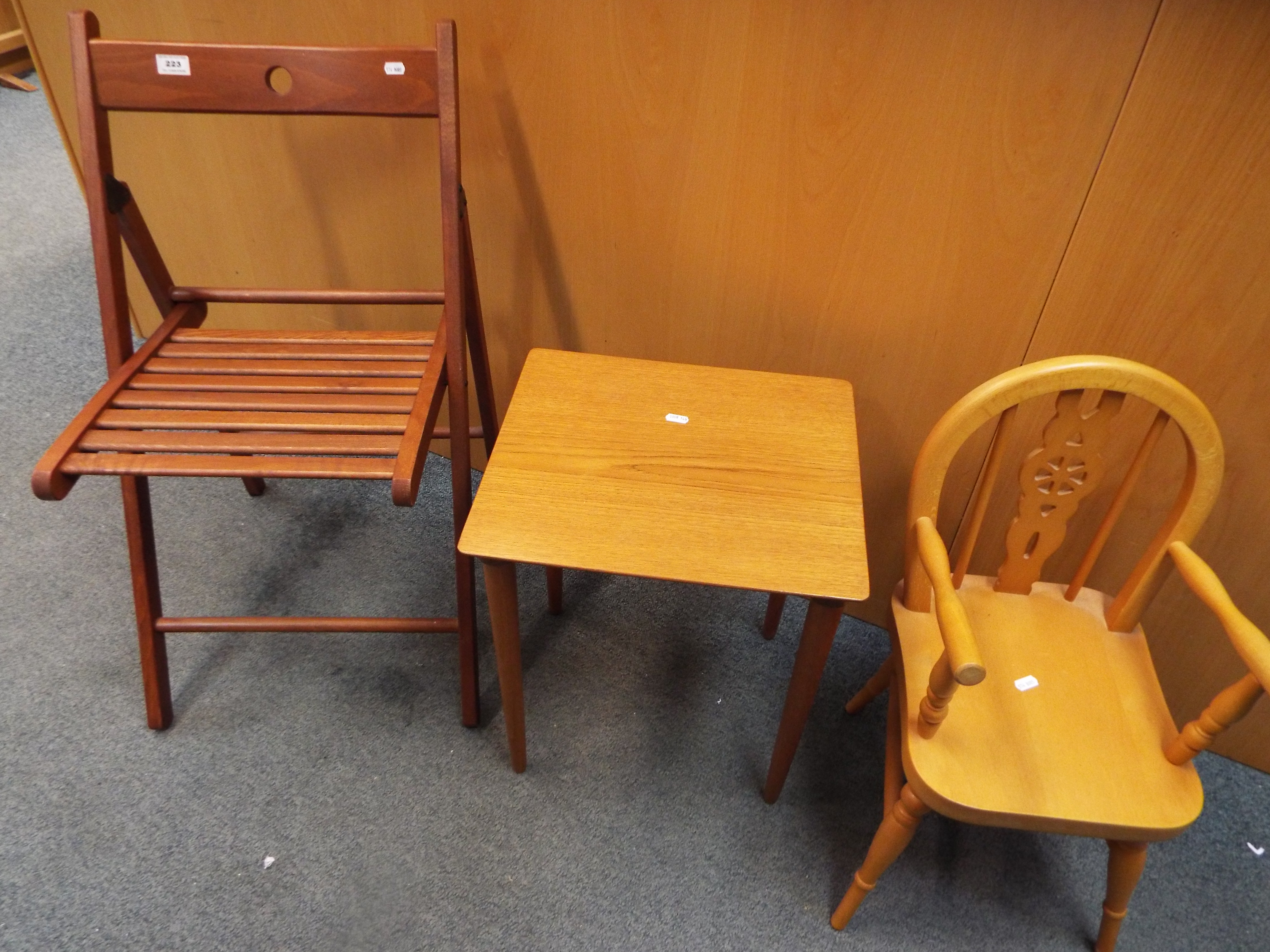 A folding chair, a small Danish side table and a child's arm chair, - Bild 2 aus 2