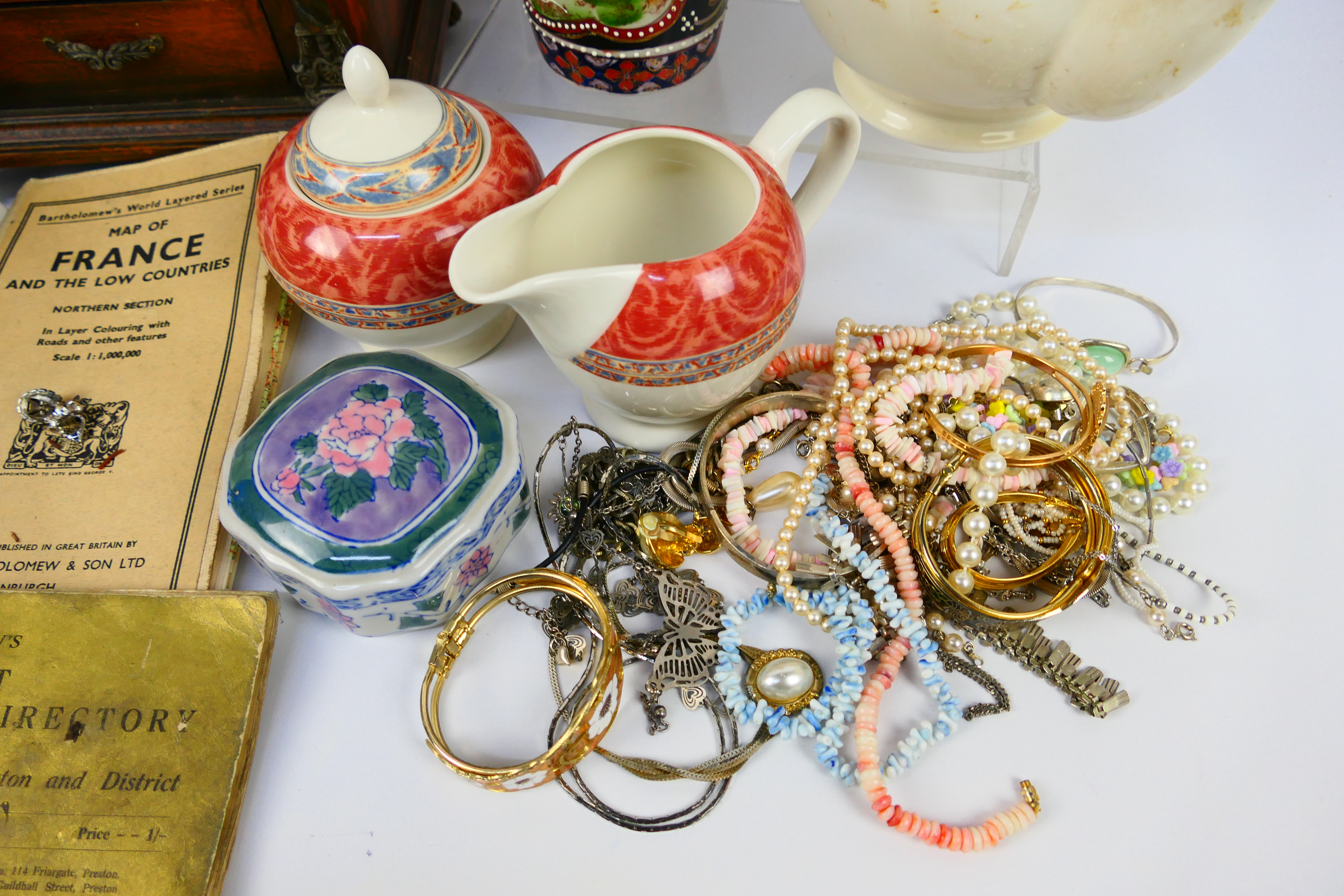 A mixed lot to include ceramics, costume jewellery and other. - Bild 6 aus 6