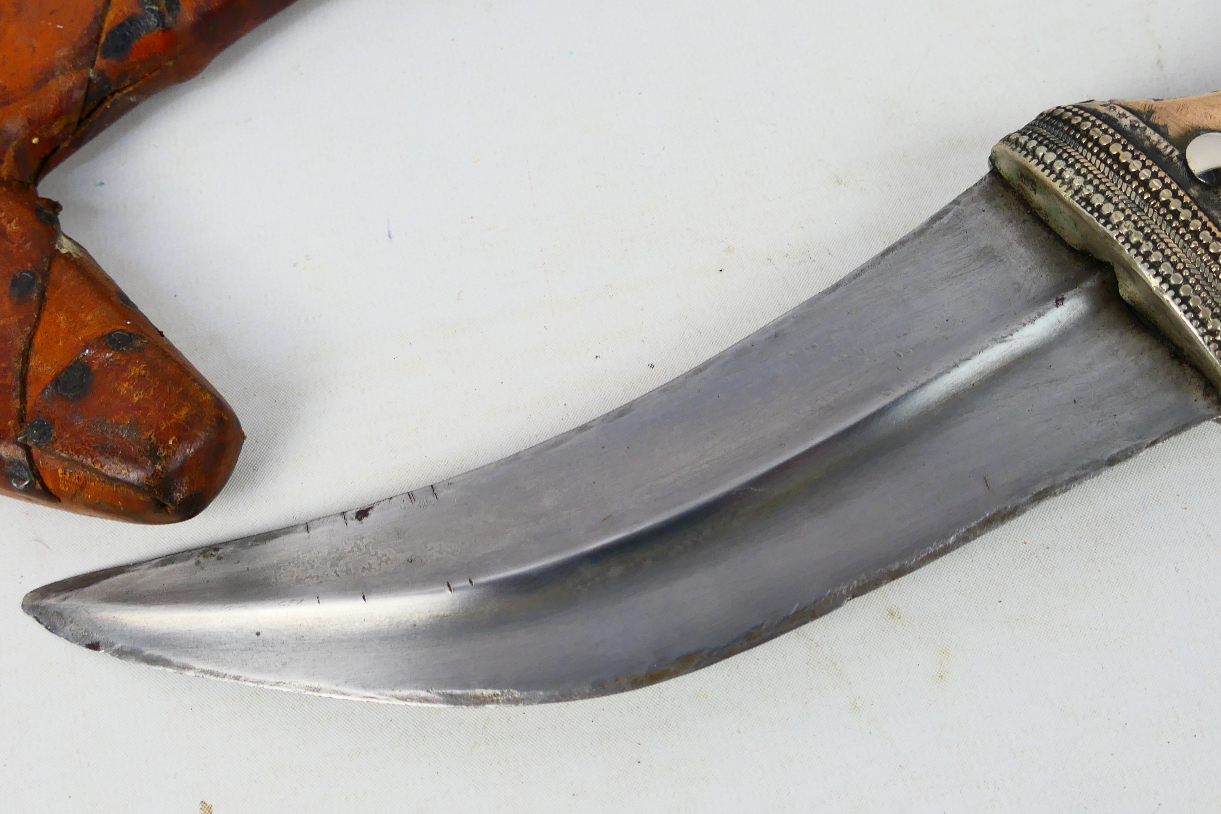 A late 19th or early 20th century white metal mounted jambiya dagger, - Bild 4 aus 9