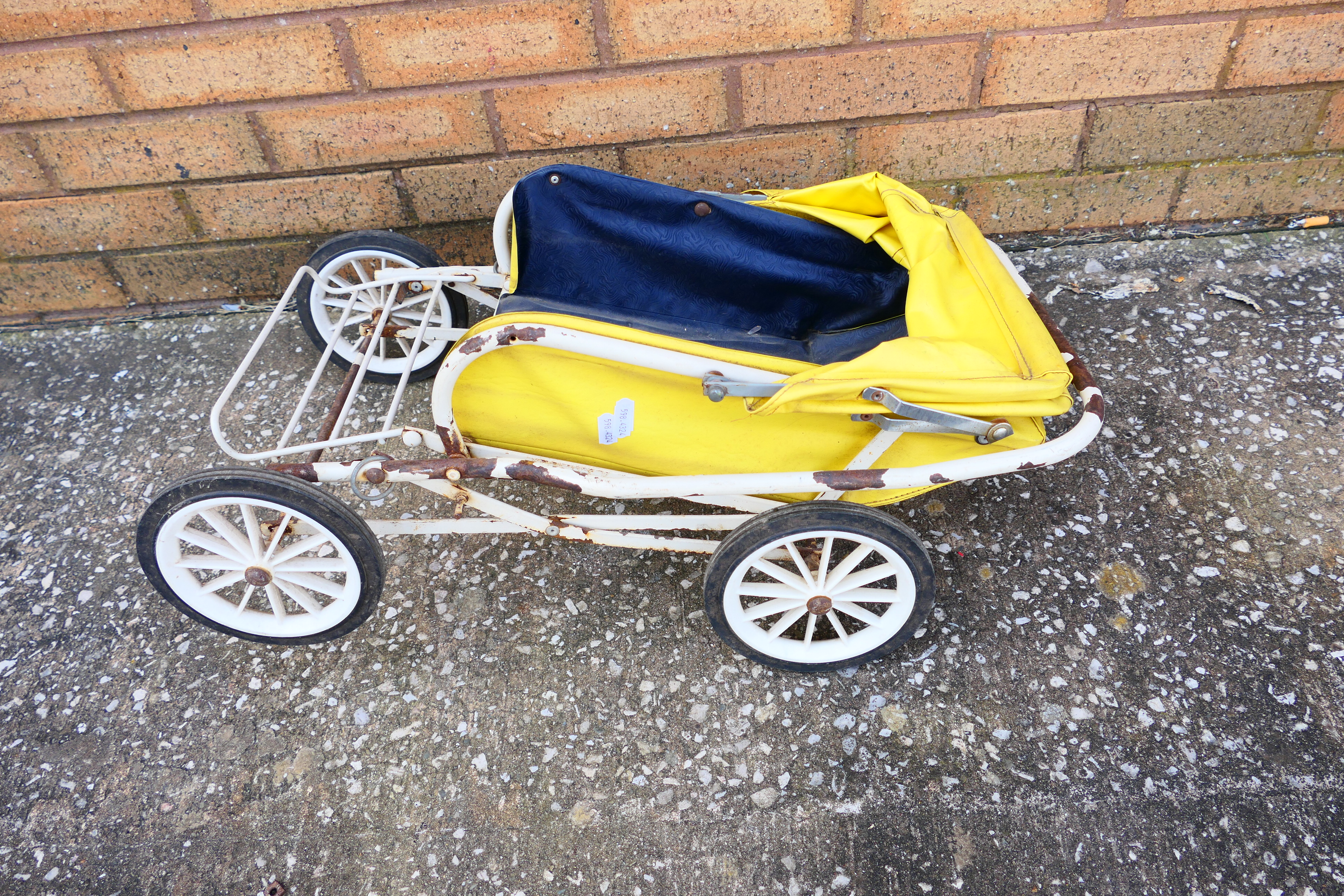A vintage children's toy pram together with a vintage children's wicker settee. - Image 5 of 6
