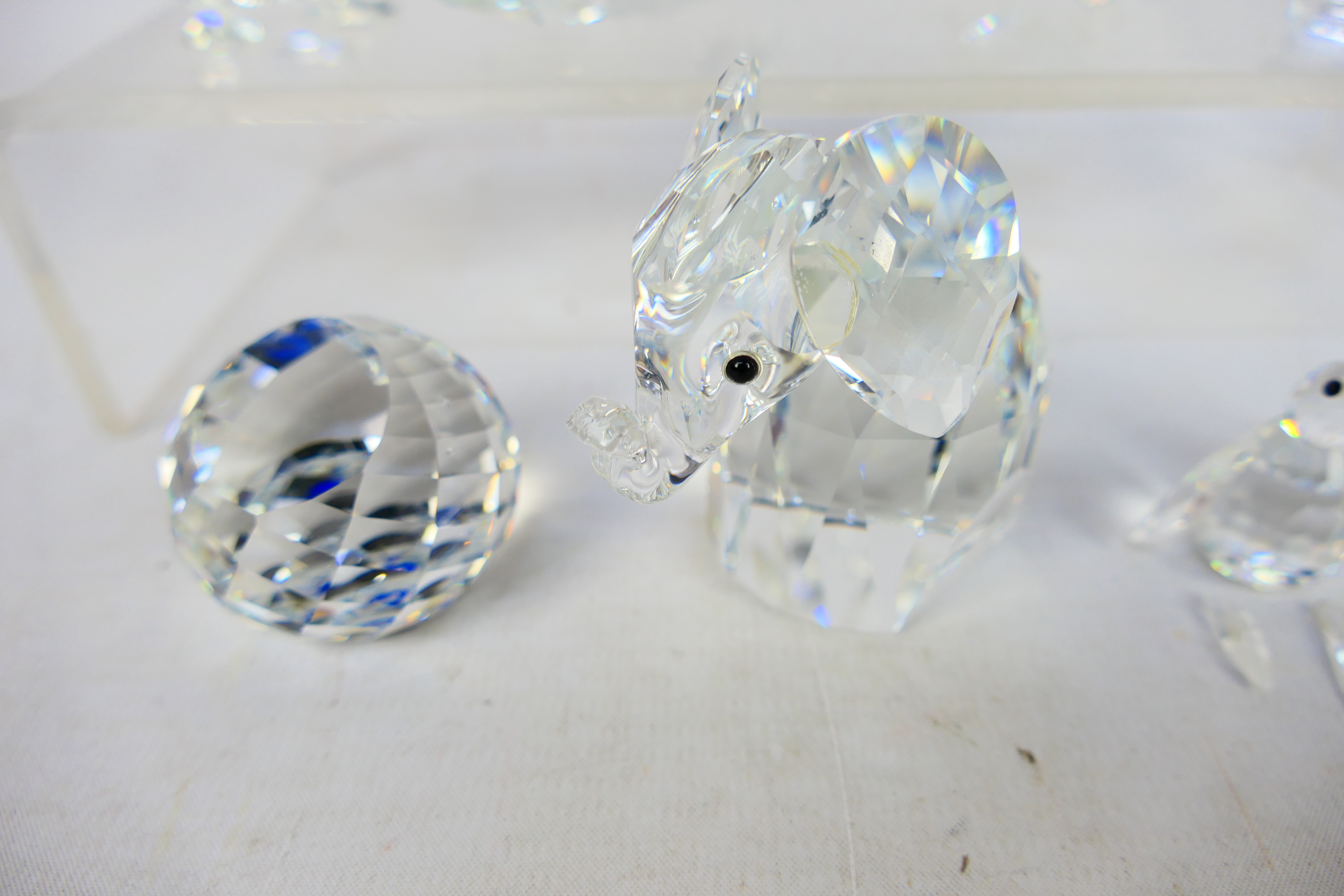 Swarovski - A collection of animal figures to include swan, elephant, walrus, owl and other. - Image 5 of 6
