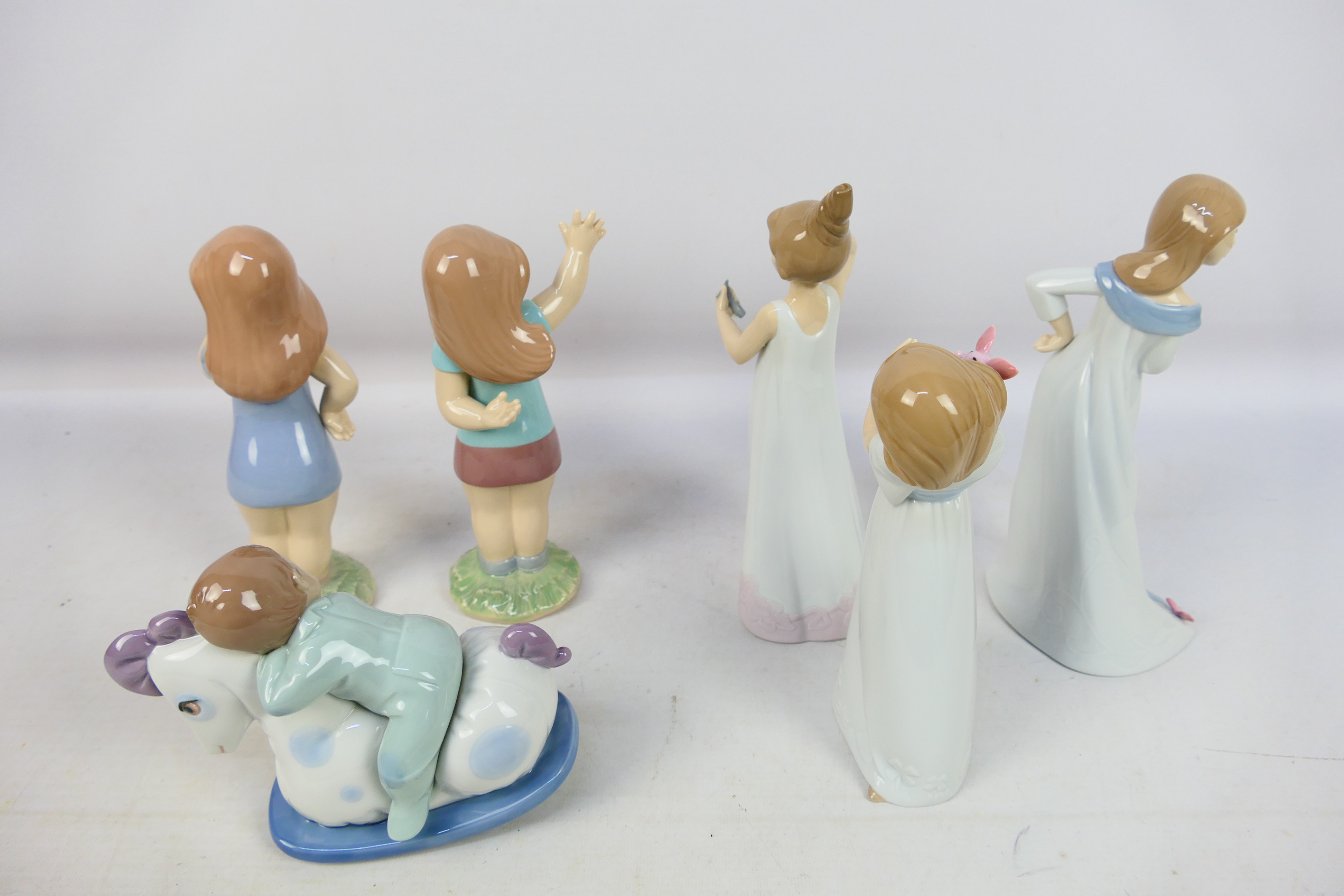 A collection of Nao figures including one Disney Collection example, - Image 4 of 6