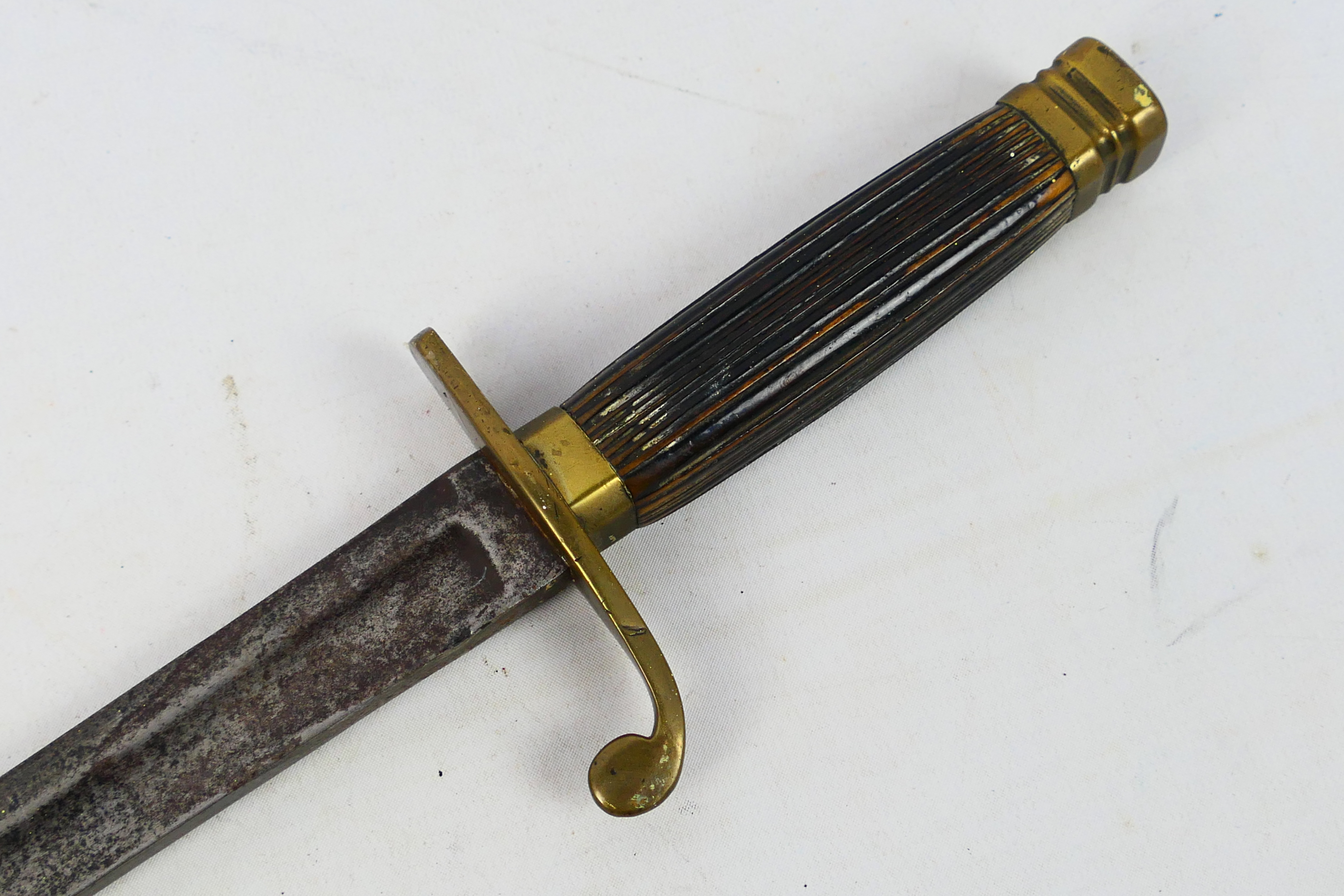 An antique naval dirk, possibly French, with 32 cm (l) fullered blade, brass cross guard and pommel, - Image 2 of 11