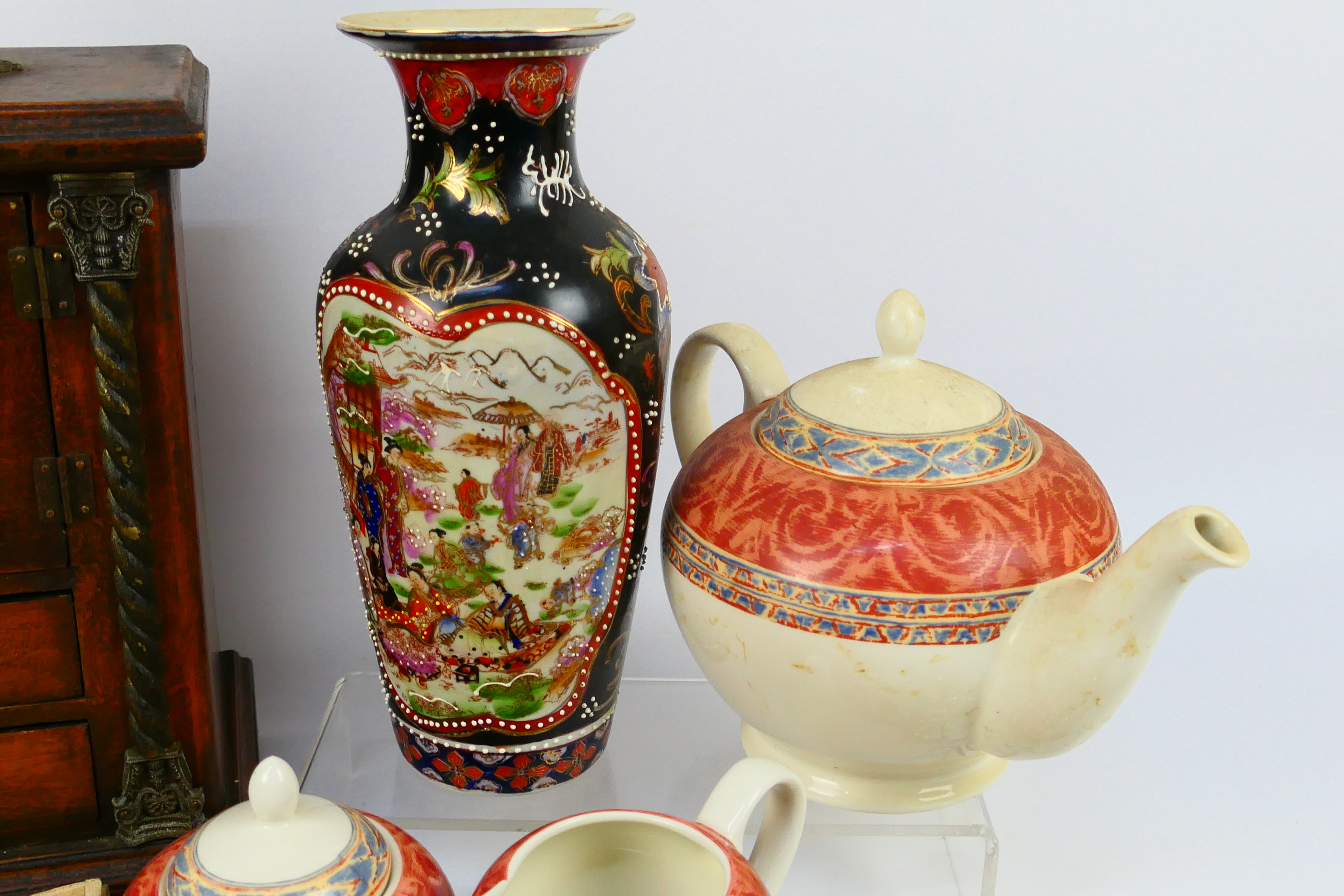 A mixed lot to include ceramics, costume jewellery and other. - Image 3 of 6