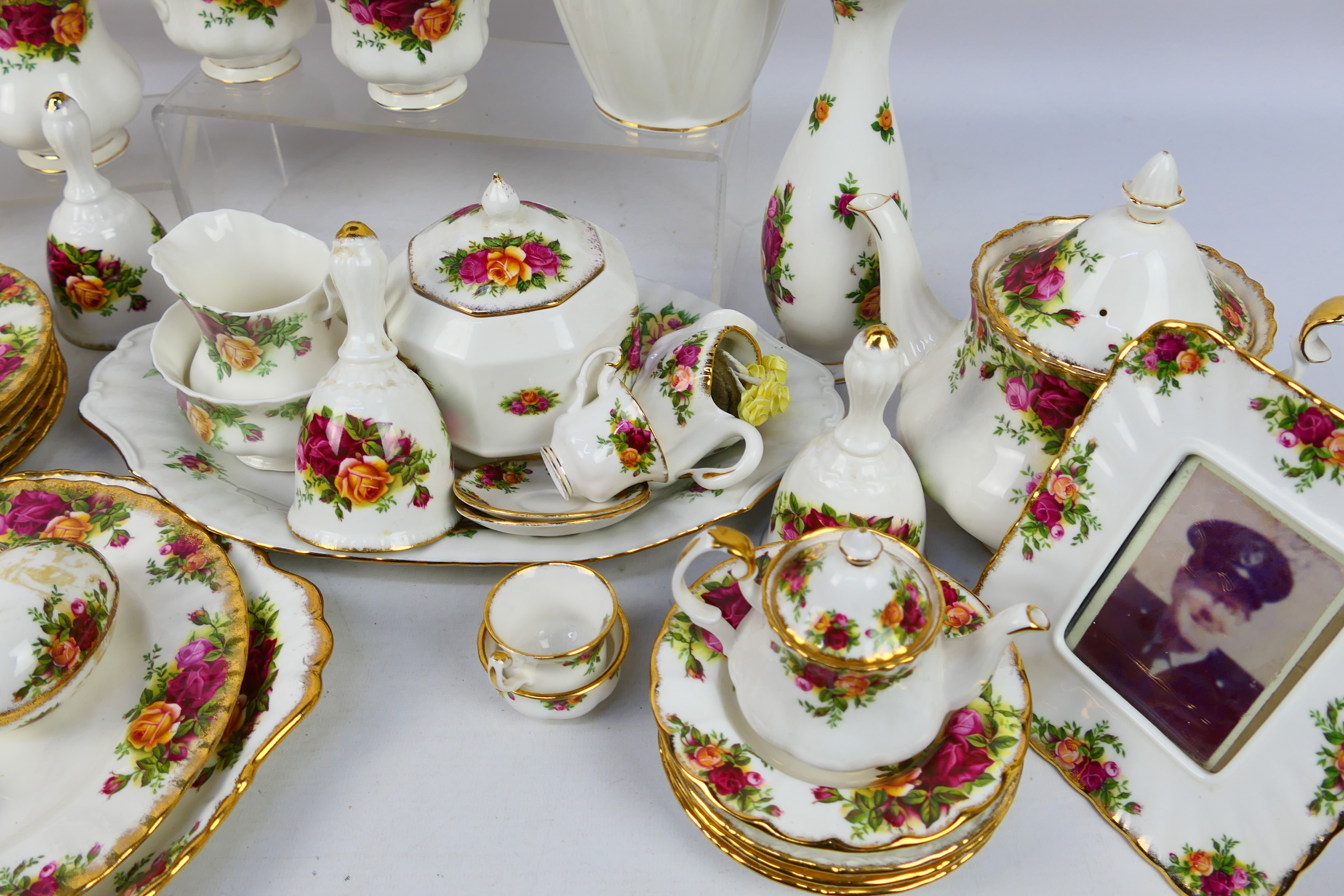 Royal Albert - A collection of ornamental and tea wares in the Old Country Roses pattern to include - Image 5 of 7