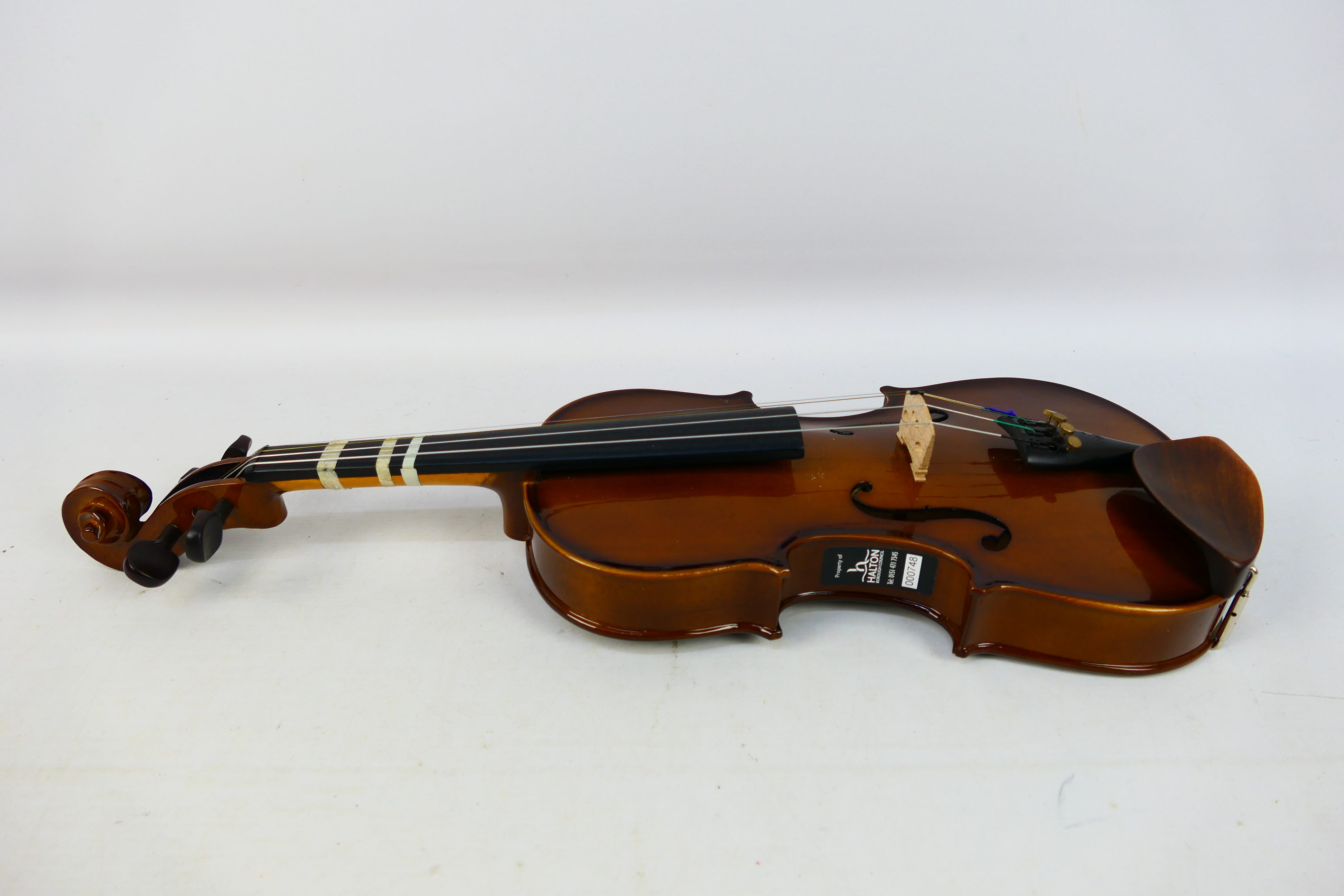 Two violins comprising a Stentor Student ST and a Stentor Student I, contained in carry cases. [2]. - Bild 3 aus 4