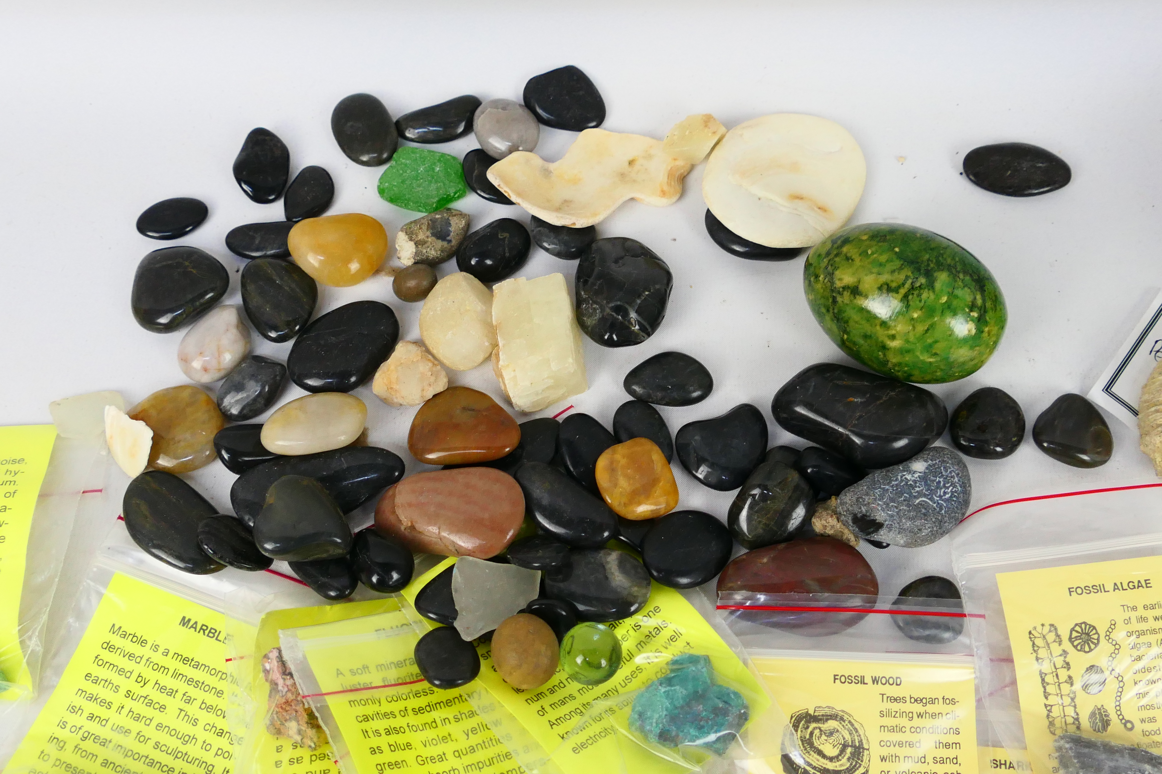 A collection of polished stone egg ornaments, mineral samples and similar. - Image 3 of 6