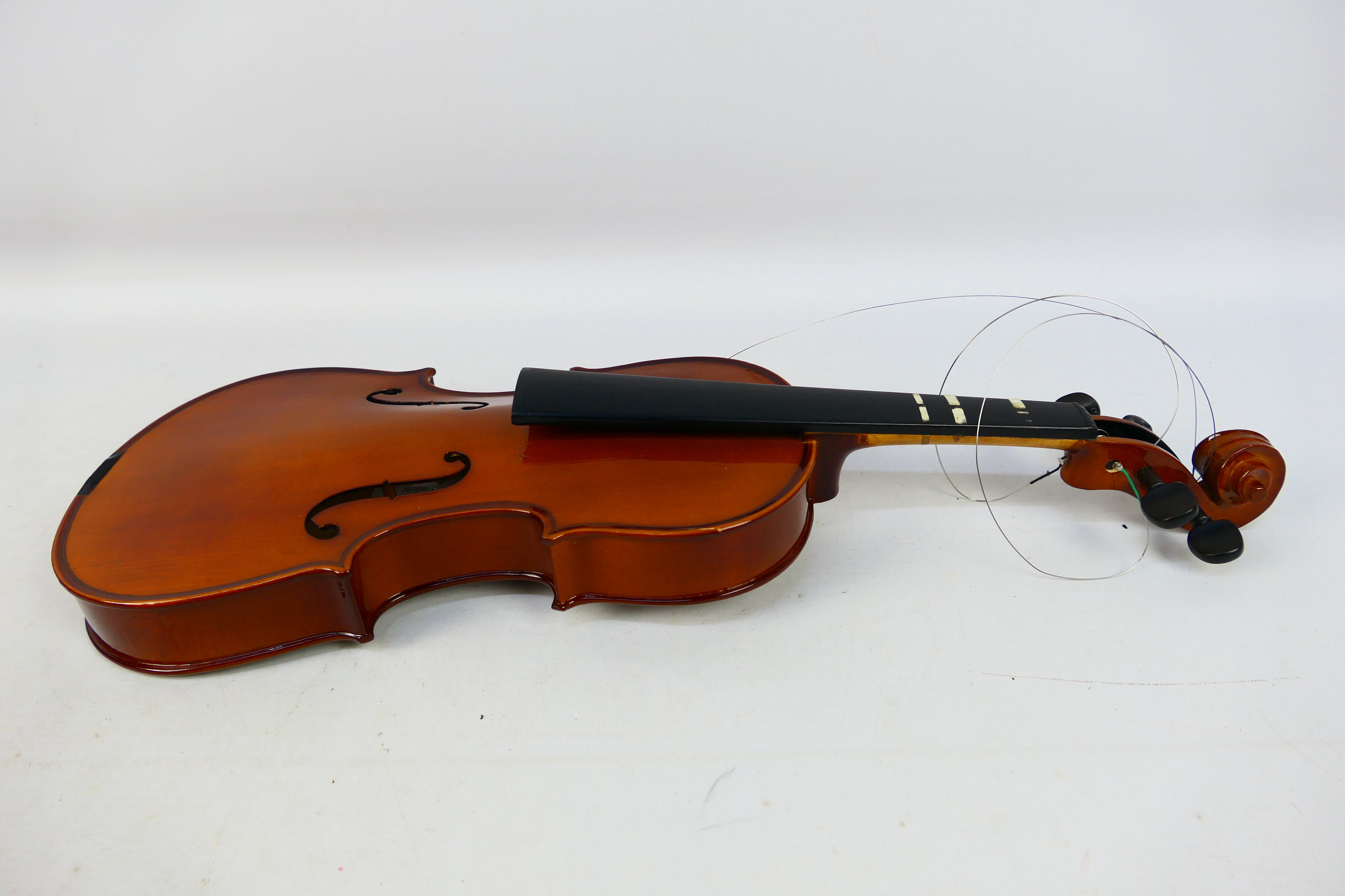 Two cased violins comprising a Stentor Student ST and a Stentor Student I, - Bild 2 aus 3