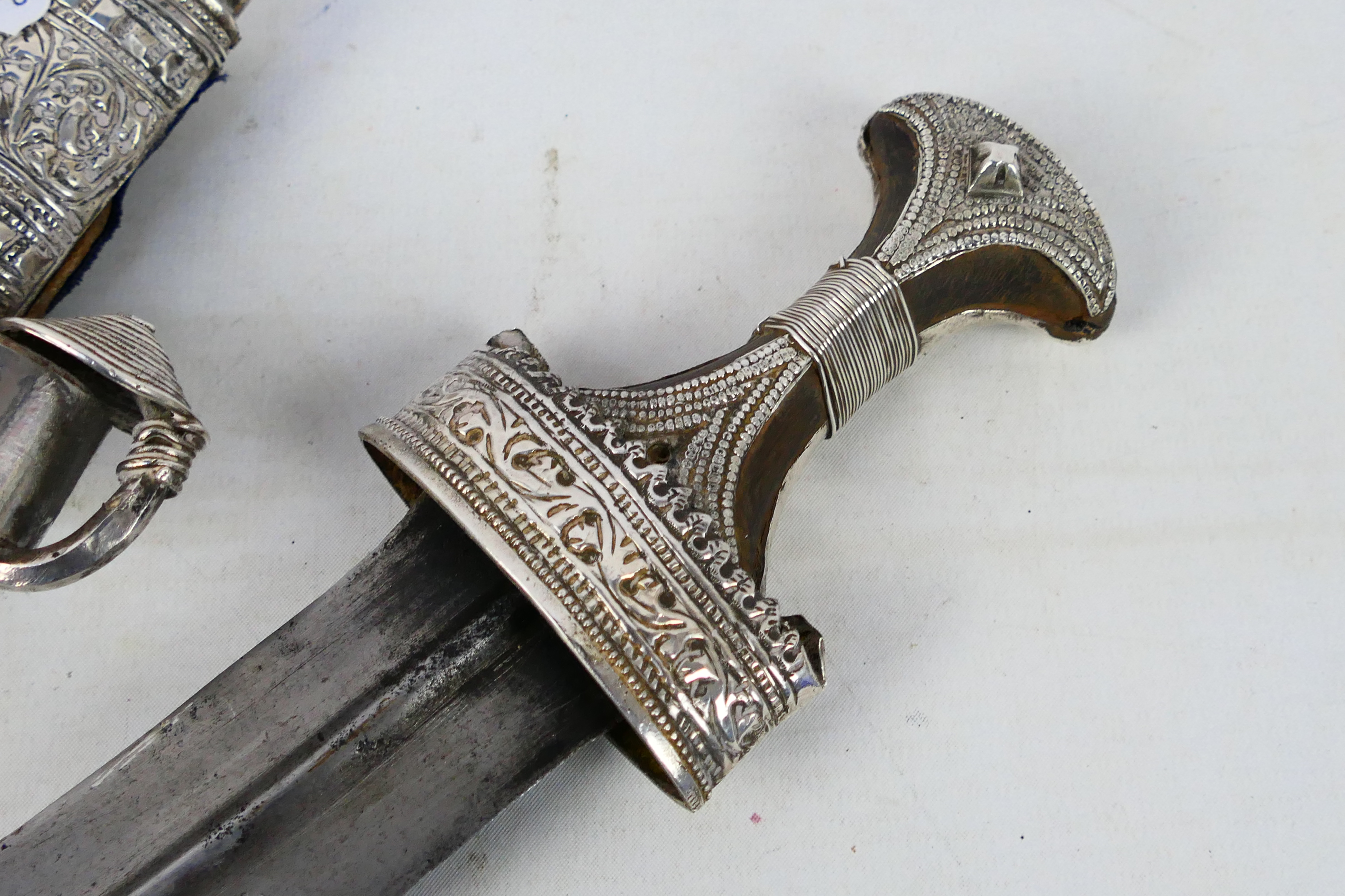 An early 20th century white metal mounted jambiya dagger and scabbard, - Image 2 of 7