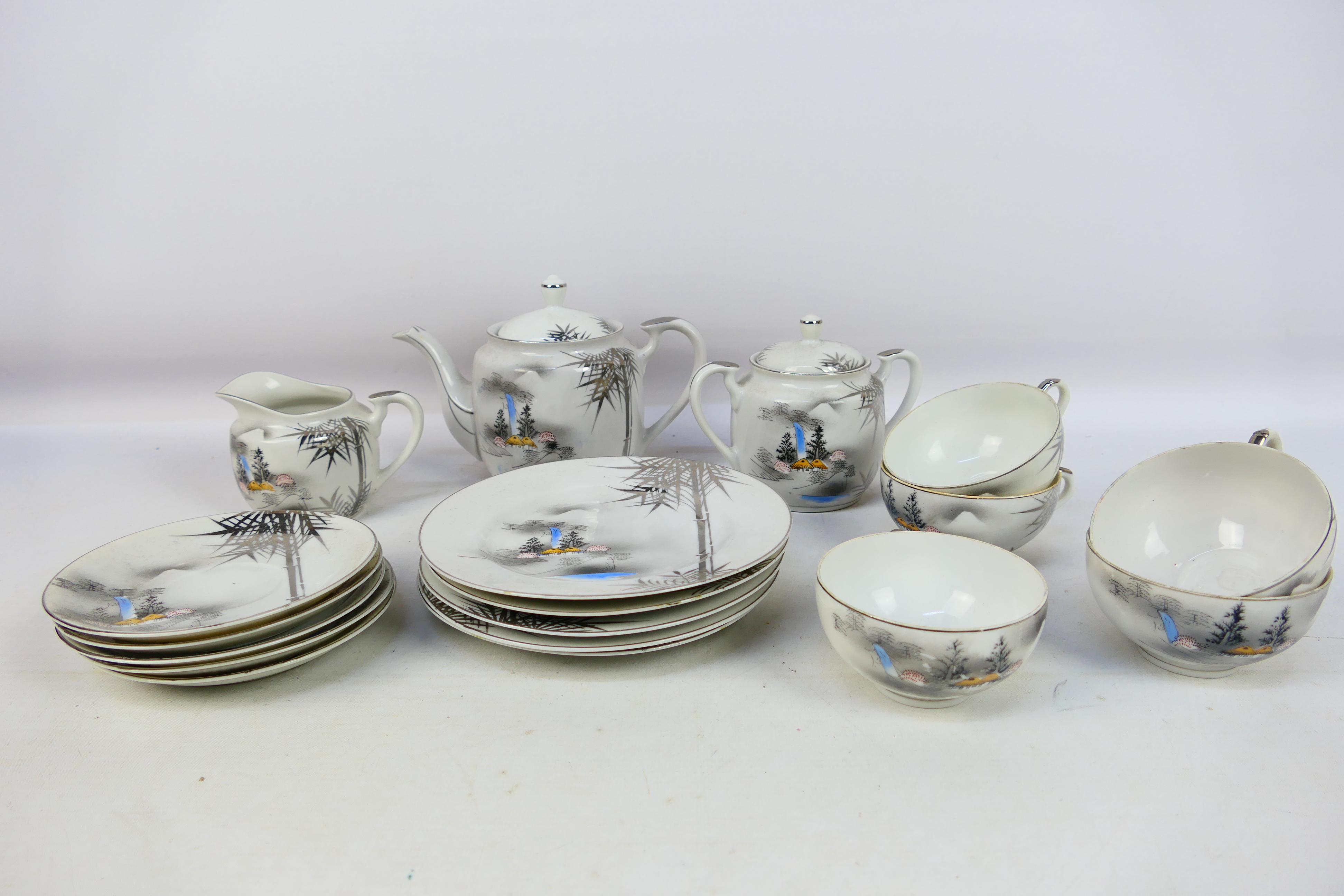 Kutani - A hand painted Japanese Kutani ceramic tea set - Lot includes cups, saucers, tea pot,