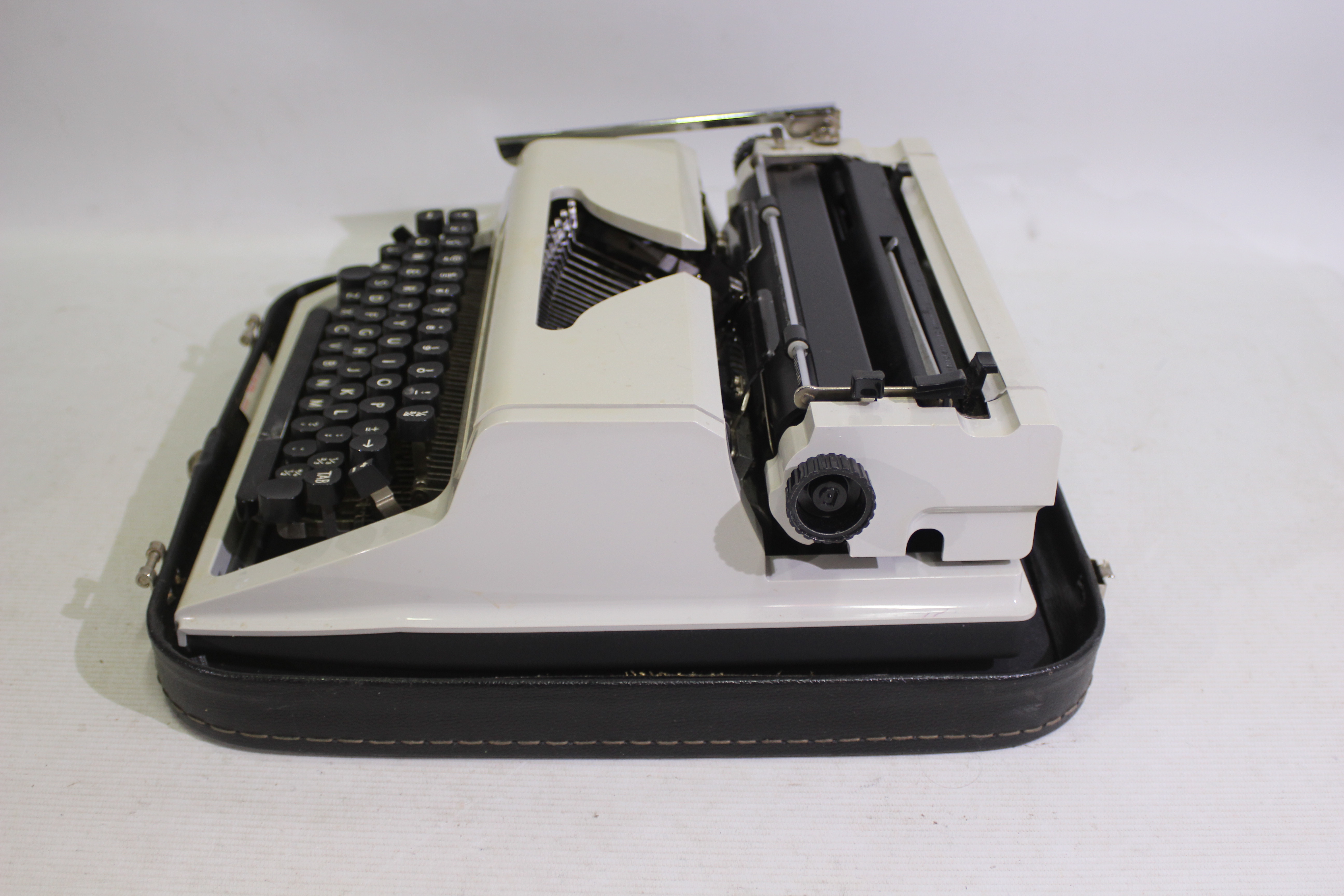 Erika - GDR - An Erika #105 typewriter in carry case. Carry case appears broken. - Bild 4 aus 4