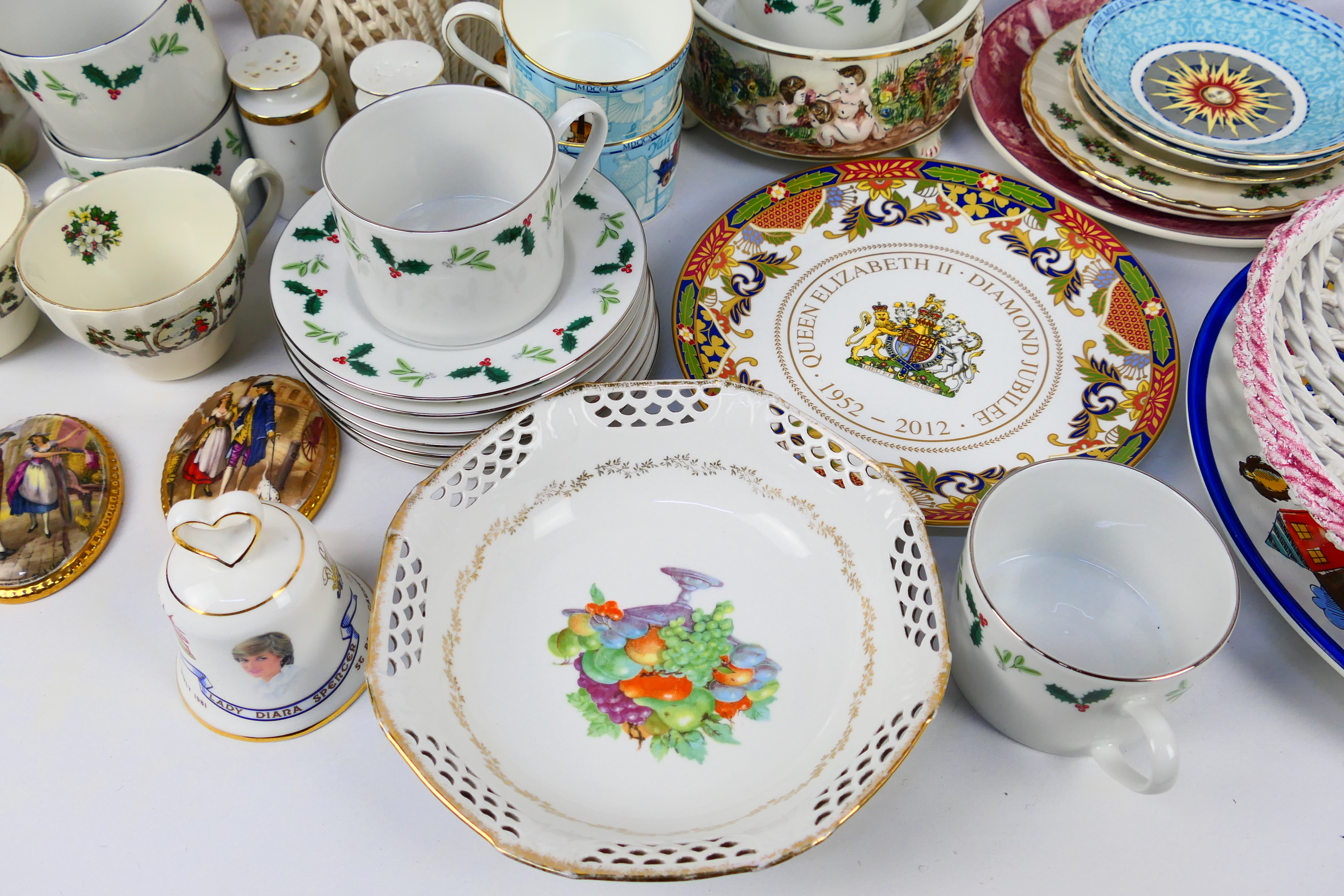 A mixed lot of ceramics to include Wedgwood, Royal Worcester, Capodimonte and other. - Image 4 of 6
