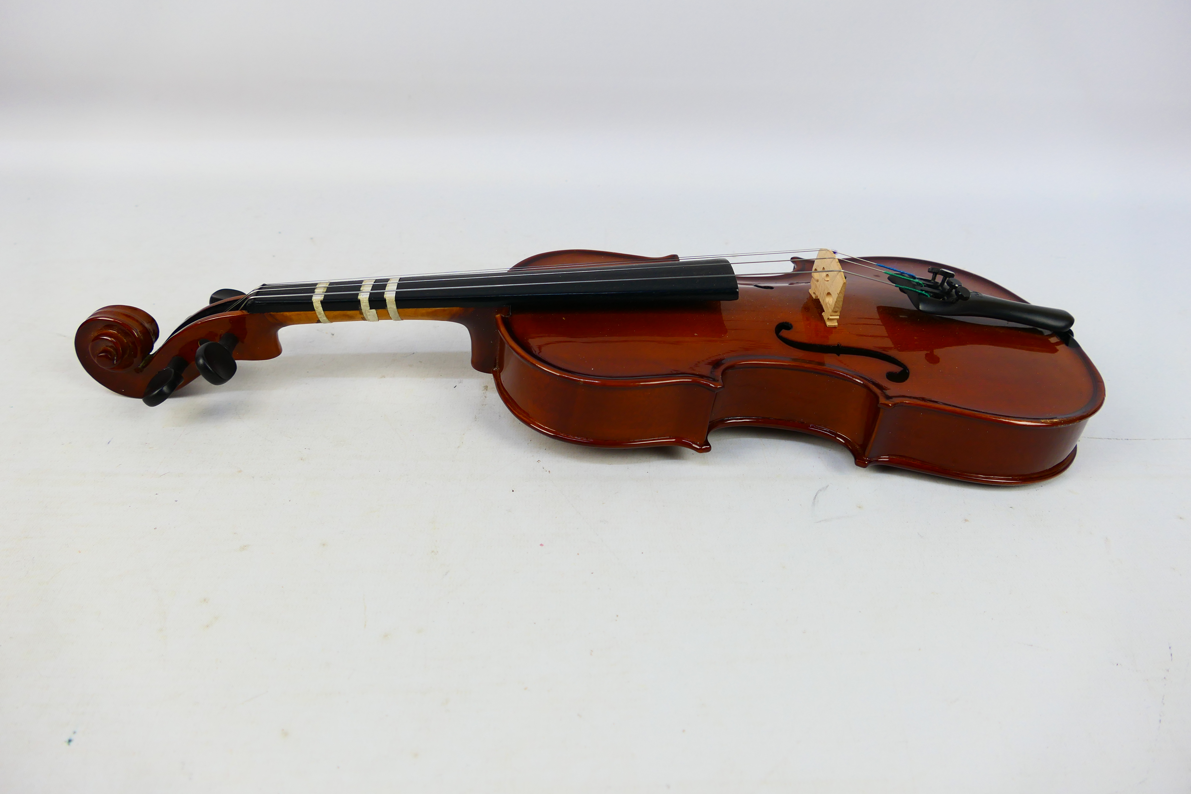 Two violins comprising a Stentor Student ST and a Stentor Student I, contained in carry cases. [2]. - Bild 2 aus 4