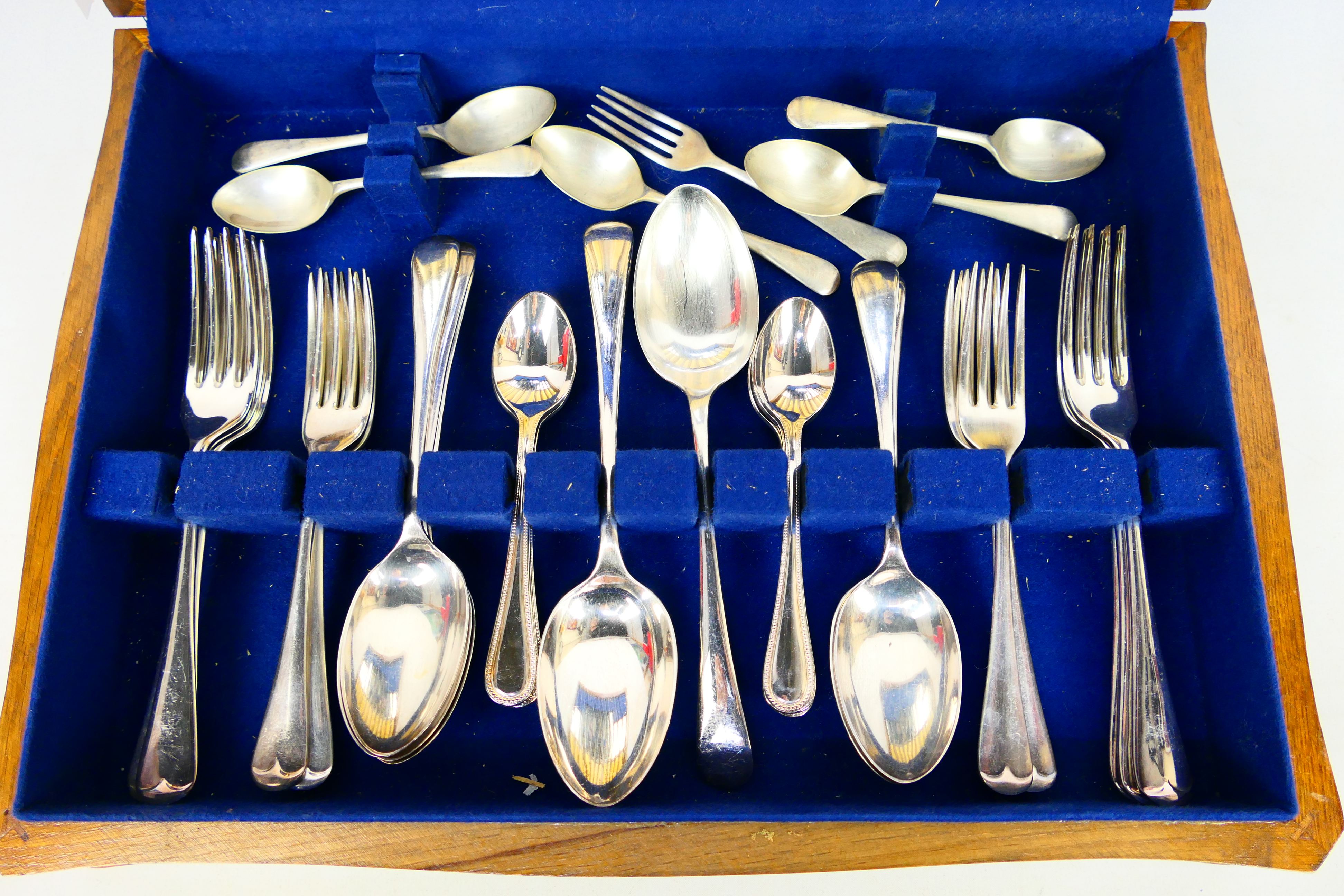 A silver plated/stainless steel cutlery set presented in a wooden presentation box. - Bild 4 aus 9