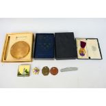 A mixed lot of collectables to include powder compacts, penknife, Masonic jewel and other.