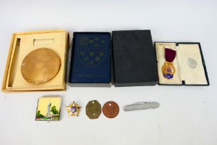 A mixed lot of collectables to include powder compacts, penknife, Masonic jewel and other.