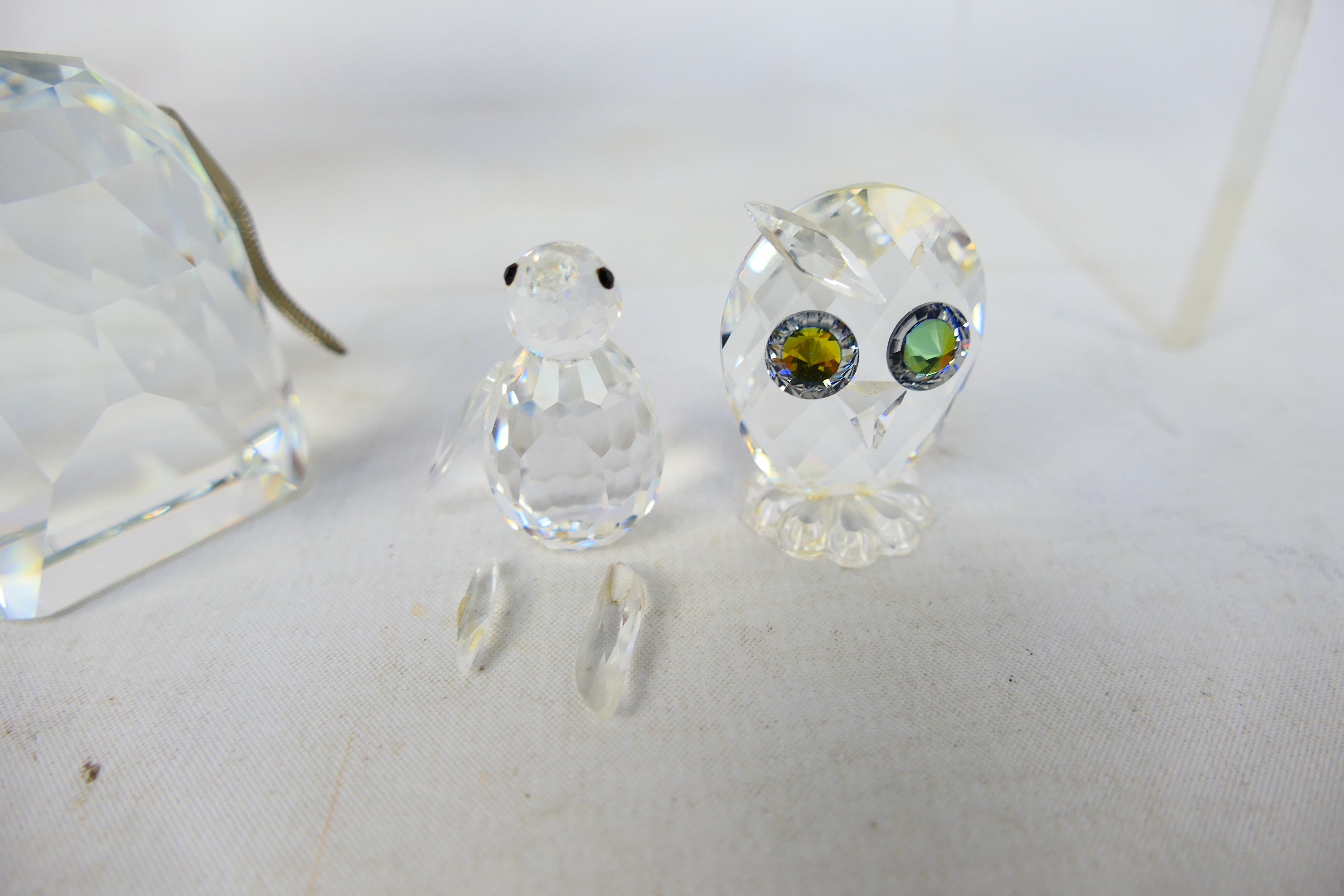 Swarovski - A collection of animal figures to include swan, elephant, walrus, owl and other. - Image 4 of 6