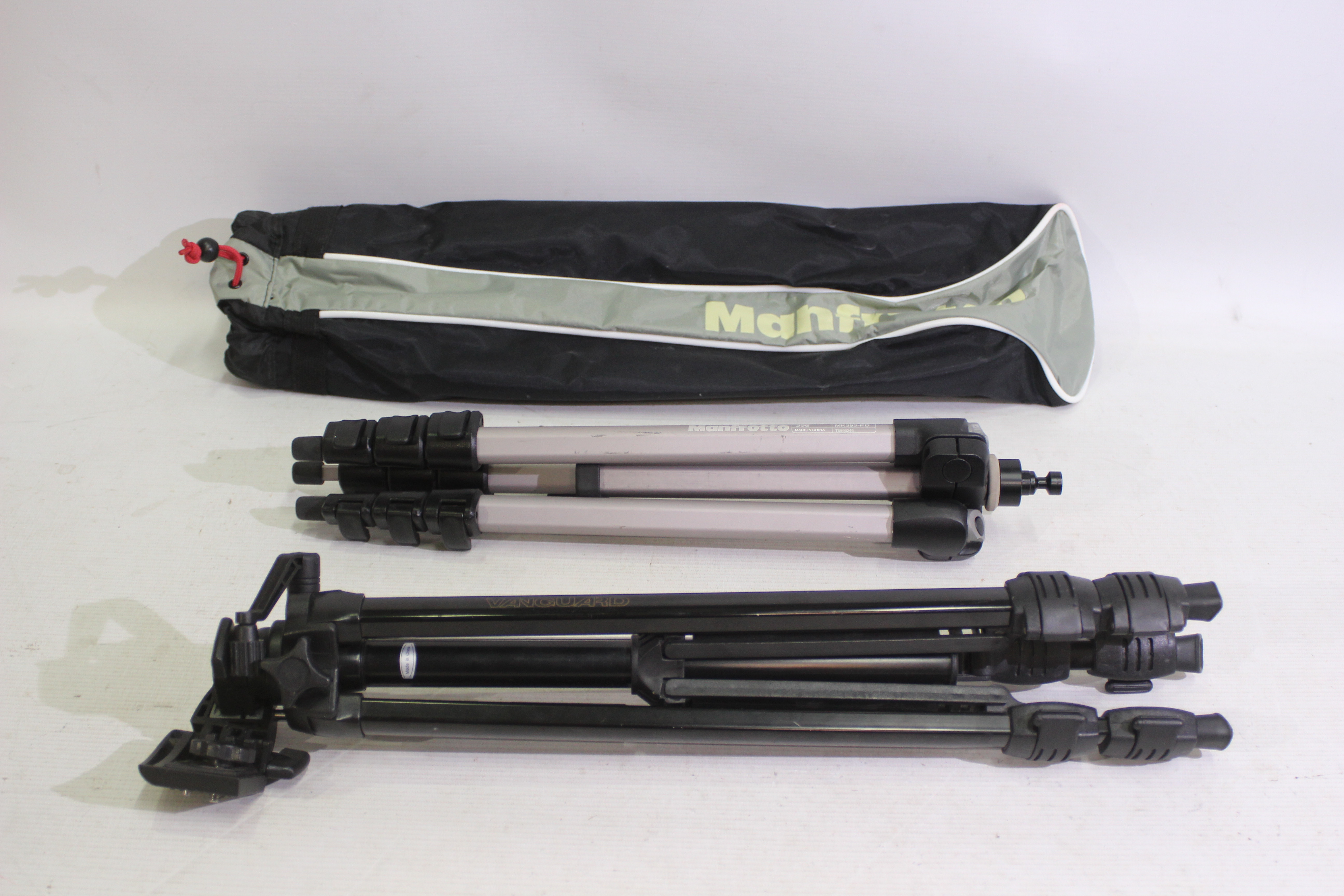 Manfrotto, Vanguard - 2 x camera tripods - Lot includes a Manfrotto MK393-PD tripod with carry bag,