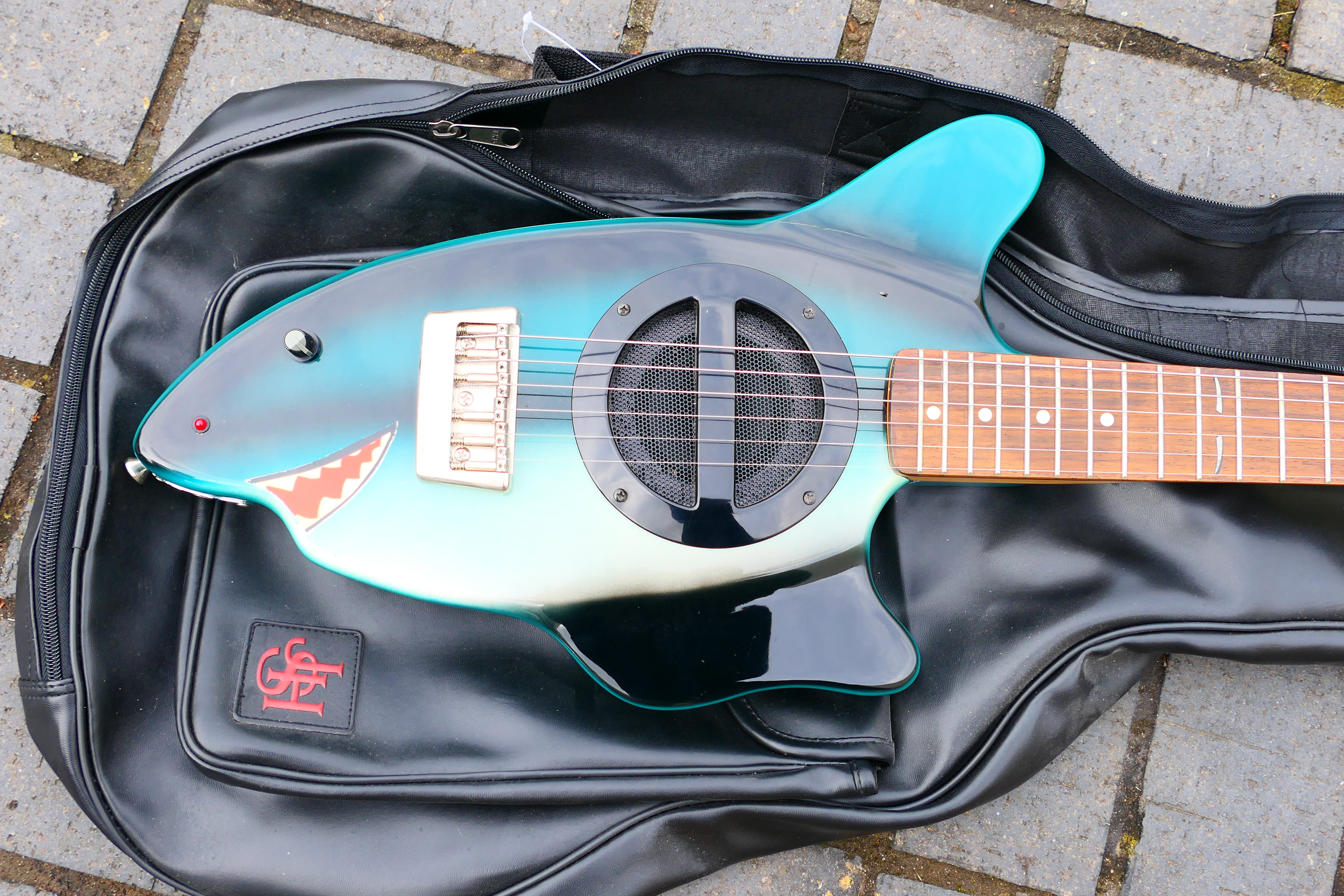 A Tanglewood Shark electric guitar, 3/4 scale with built in speaker contained in carry case. - Bild 2 aus 5