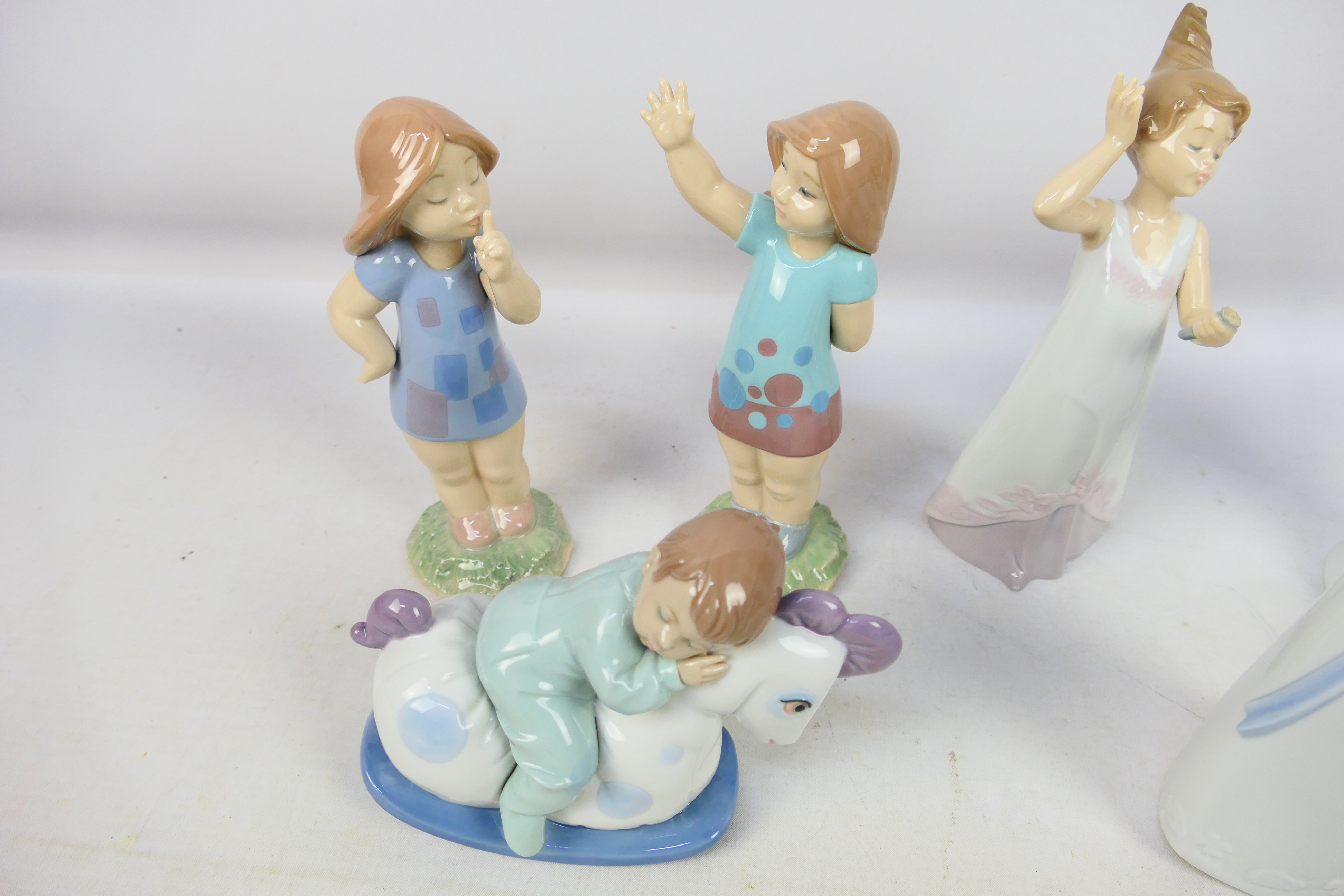 A collection of Nao figures including one Disney Collection example, - Image 3 of 6