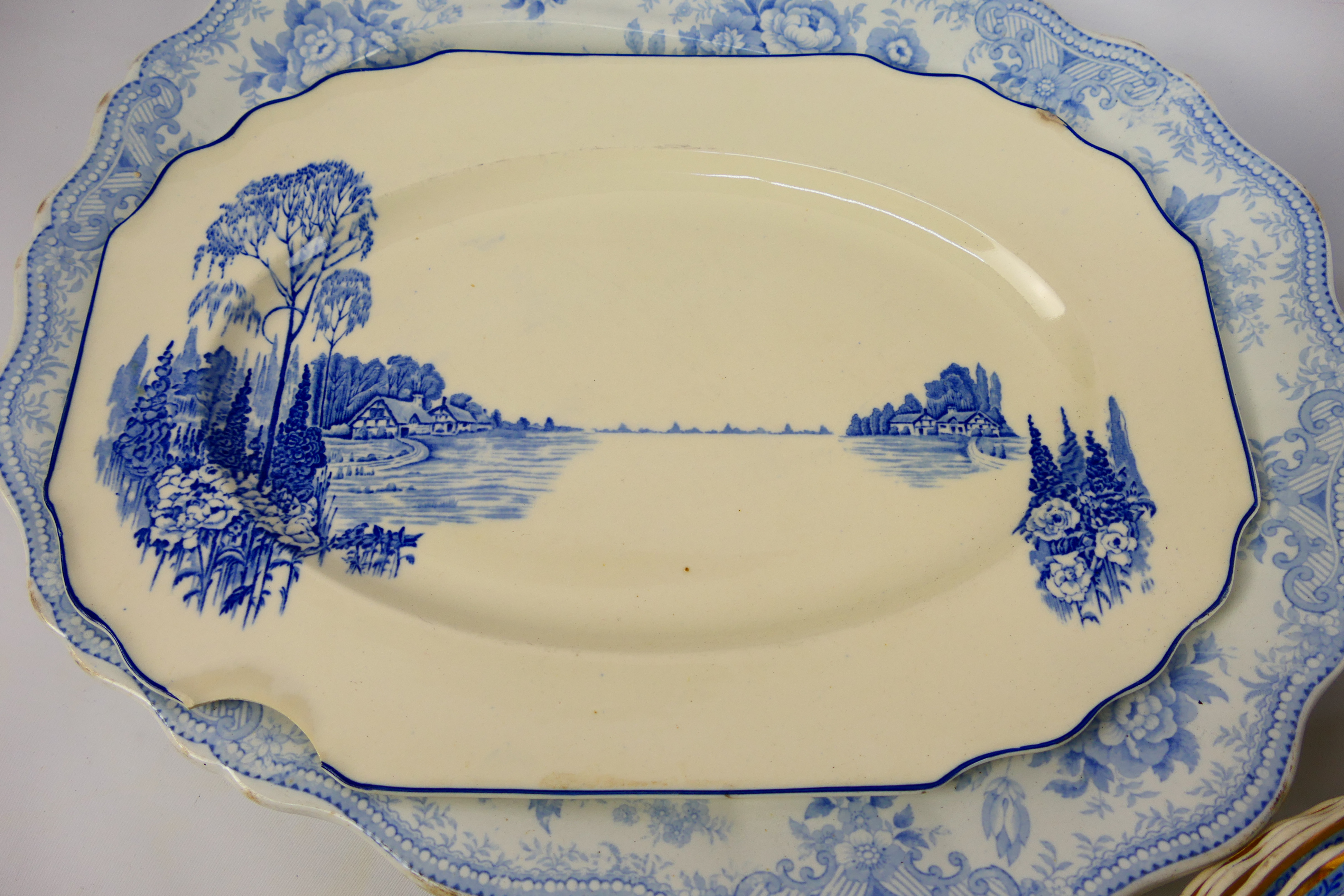 A collection of antique blue and white dinner wares. - Image 5 of 8