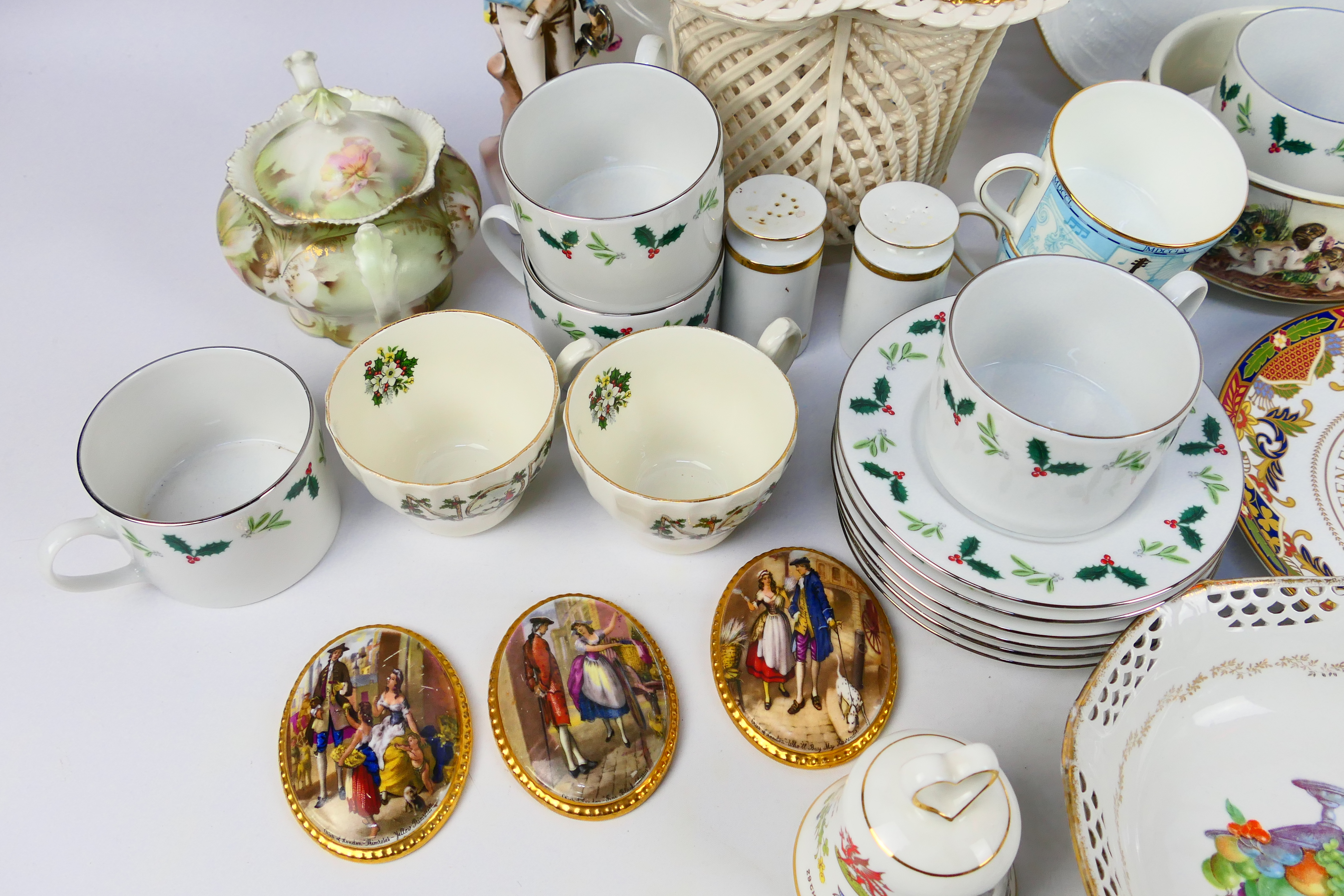 A mixed lot of ceramics to include Wedgwood, Royal Worcester, Capodimonte and other. - Image 3 of 6