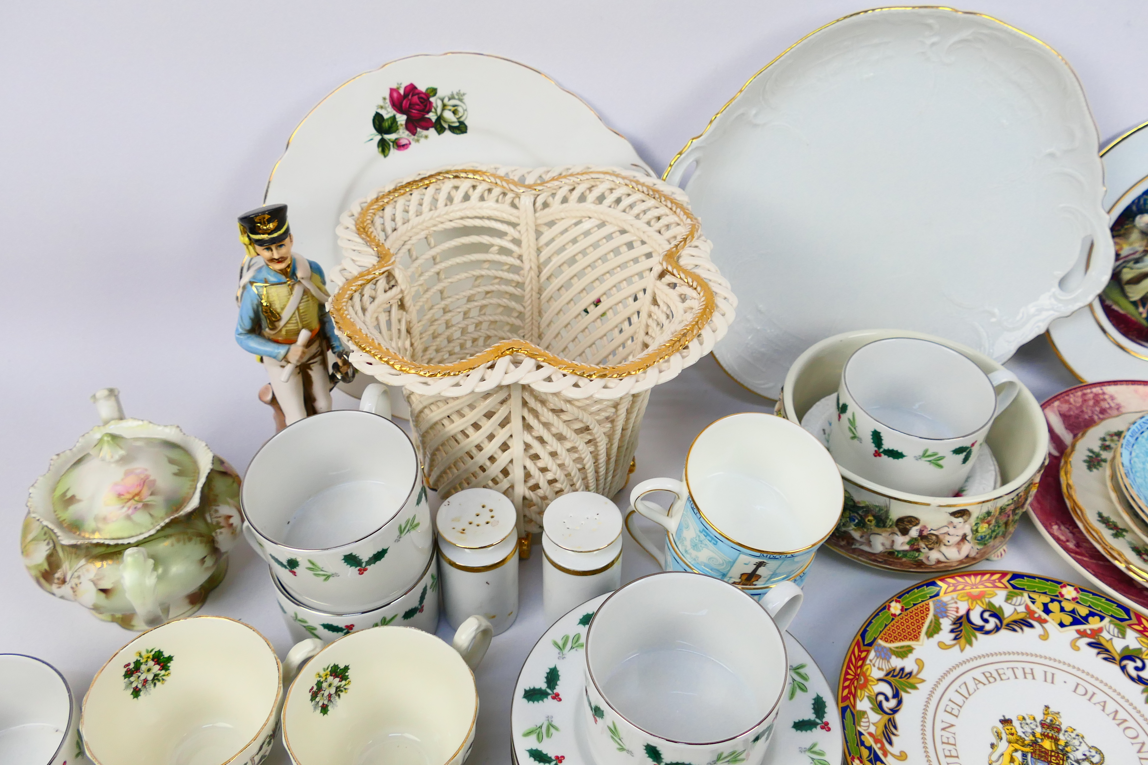 A mixed lot of ceramics to include Wedgwood, Royal Worcester, Capodimonte and other. - Image 2 of 6