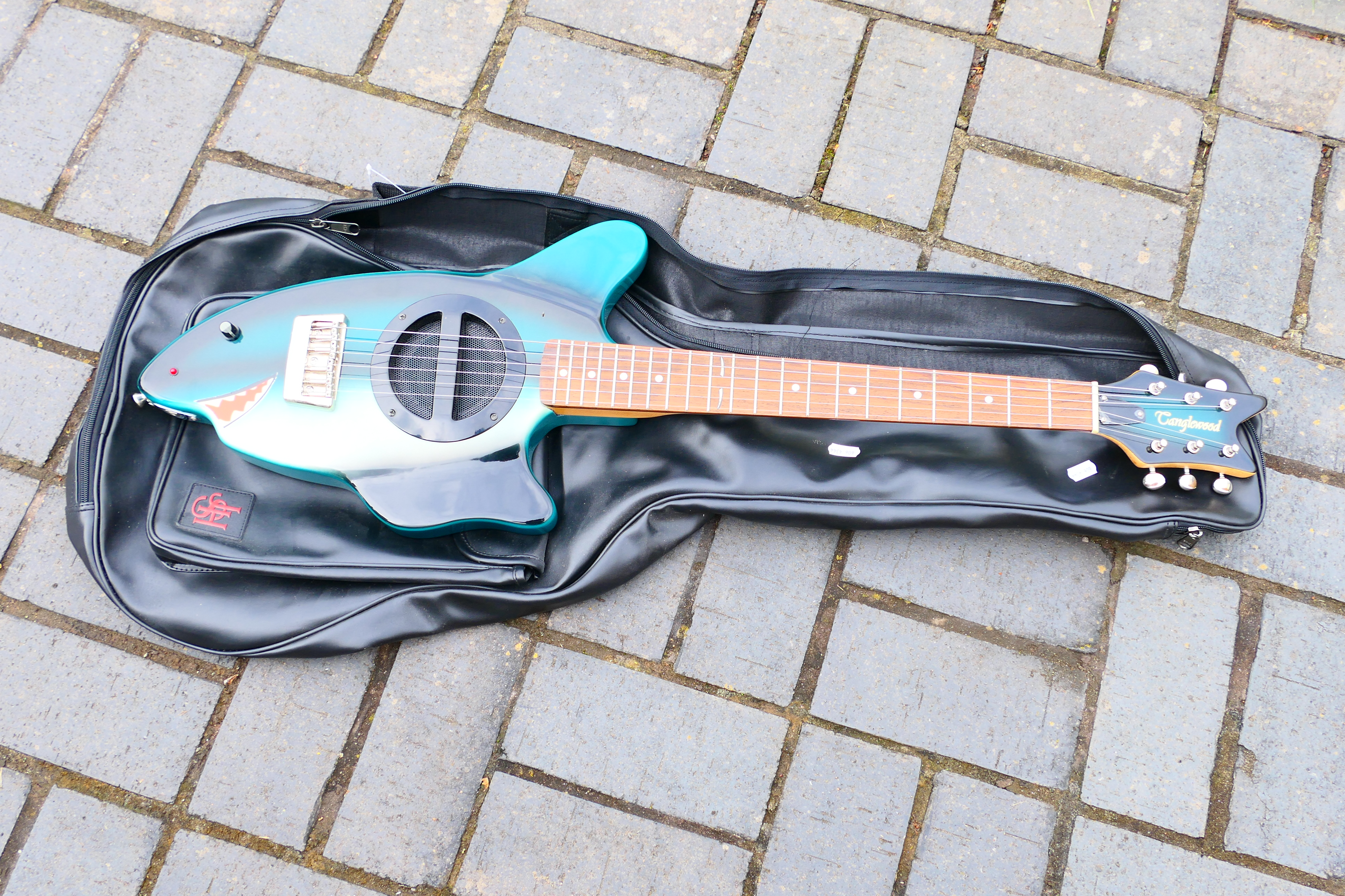 A Tanglewood Shark electric guitar, 3/4 scale with built in speaker contained in carry case. - Bild 5 aus 5