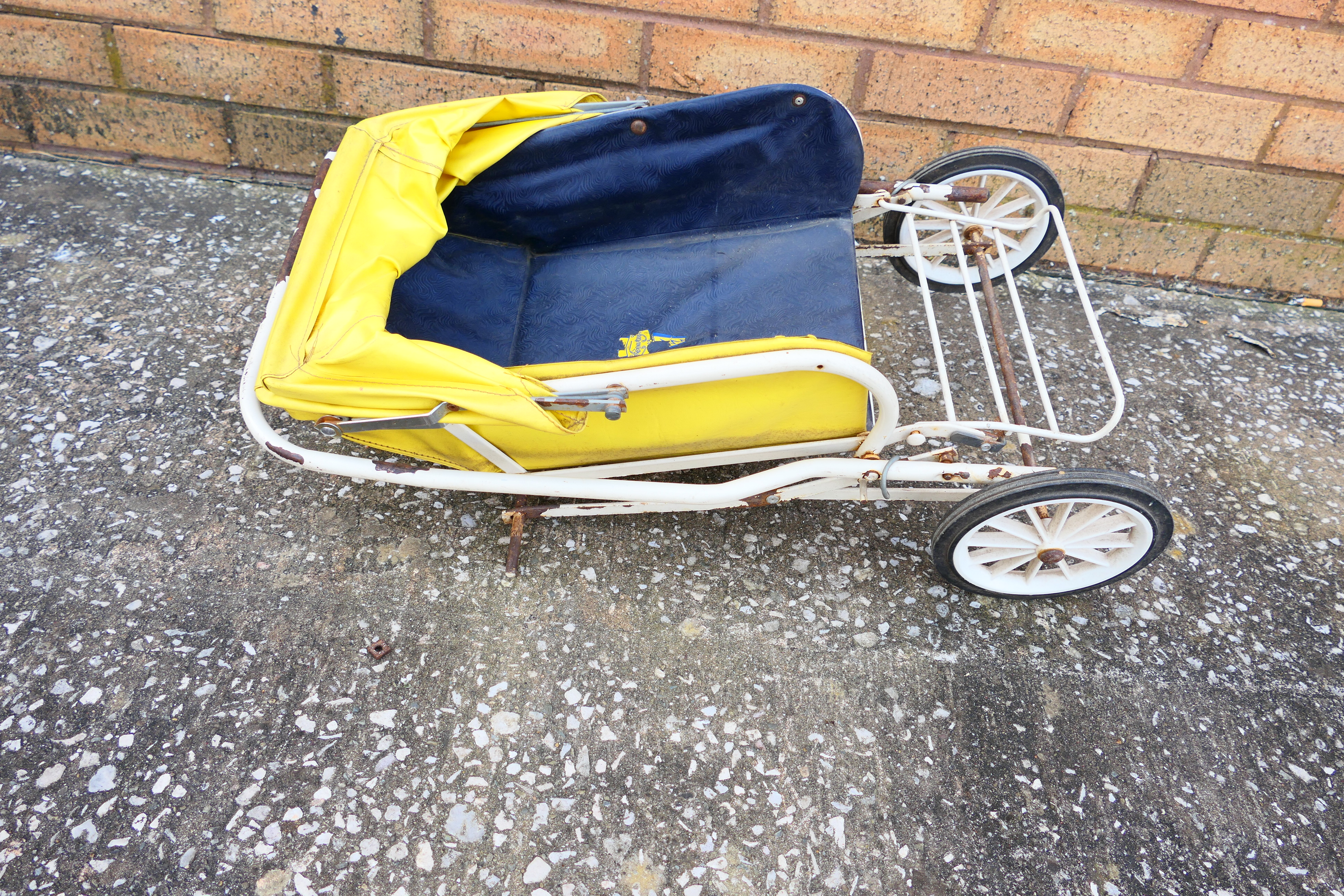 A vintage children's toy pram together with a vintage children's wicker settee. - Bild 6 aus 6