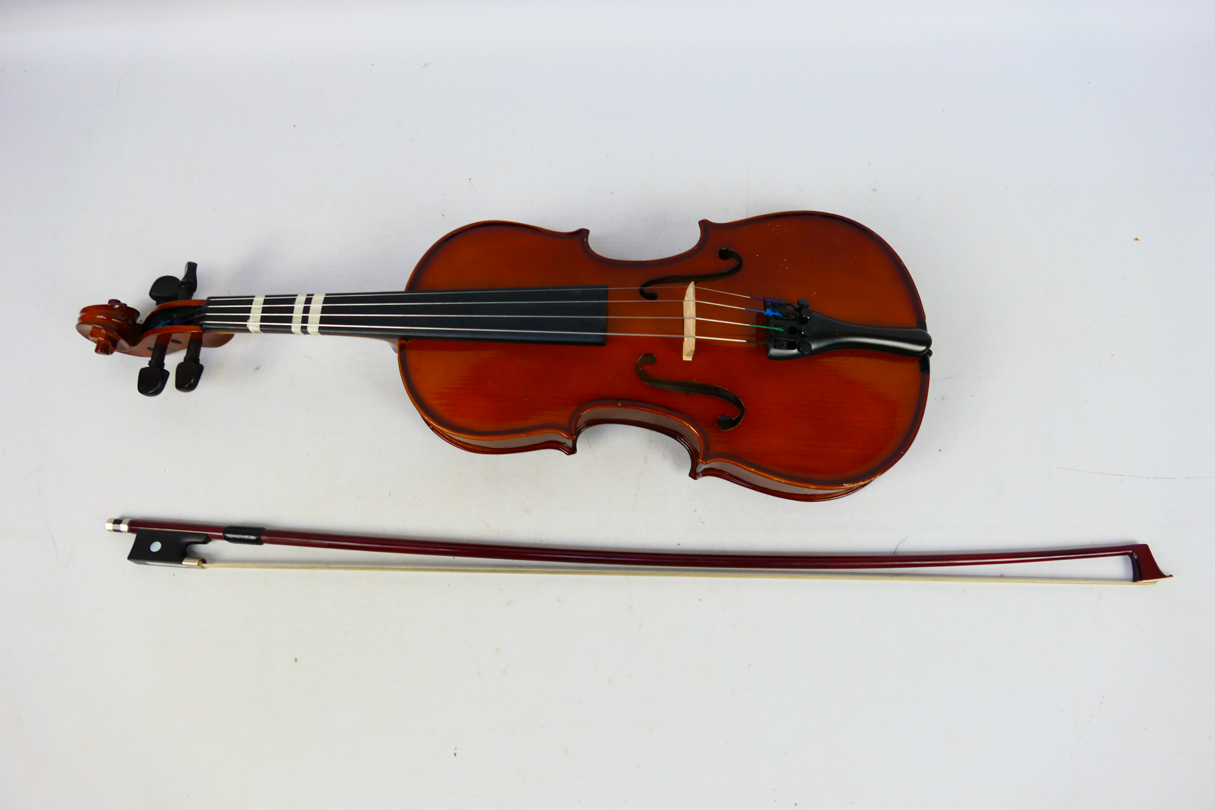 Two cased violins comprising a Stentor Student ST and a Stentor Student I, - Bild 3 aus 3